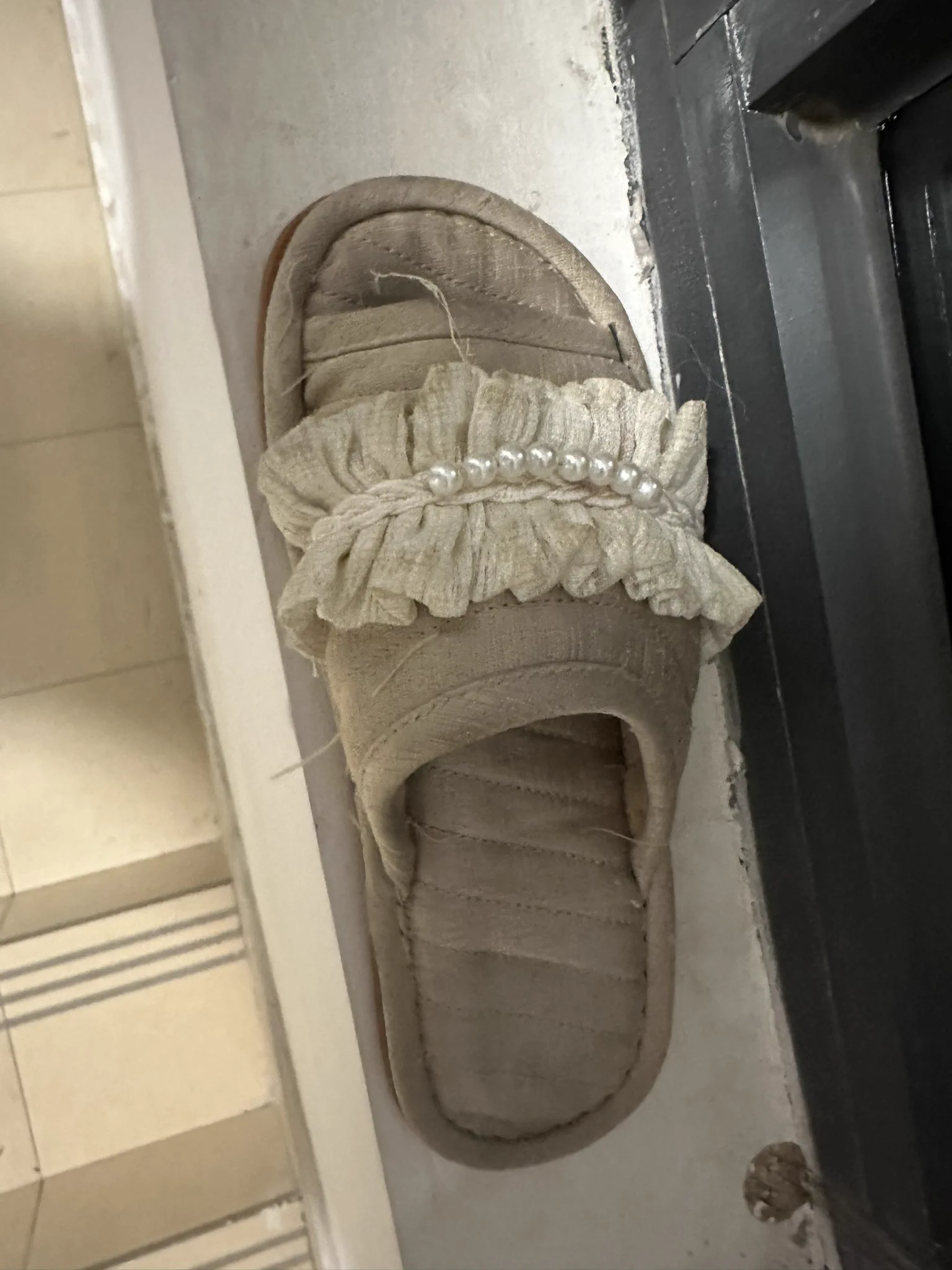 开奥迪的小主播….鞋垫都有脚趾印了，拖鞋更是酸臭。 一激动射了很多  抹匀让她明天踩着我的J液出门   #扫楼  #原味 https://t.co/rsDF5qo8OI