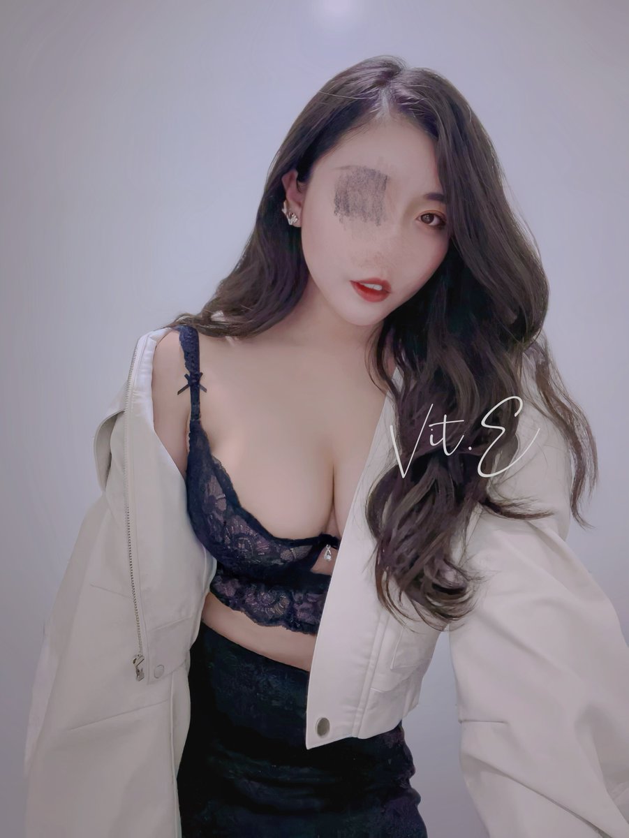 生病的時候靈感會格外豐盛🥲

本來穿皮衣+黑蕾絲是想走帥氣颯爽的風格
結果意外的因為抱病而顯得楚楚可憐(٭°̧̧̧꒳°̧̧̧٭)

#辦公室 

不要再叫我多穿一點了啦
我平常穿很多
只有上廁所的時候穿比較少（？ https://t.co/VdBG37kV20