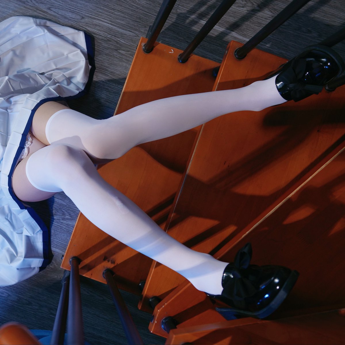 不小心摔倒，不小心露出了内内QAQ https://t.co/TEwjVxqbHP