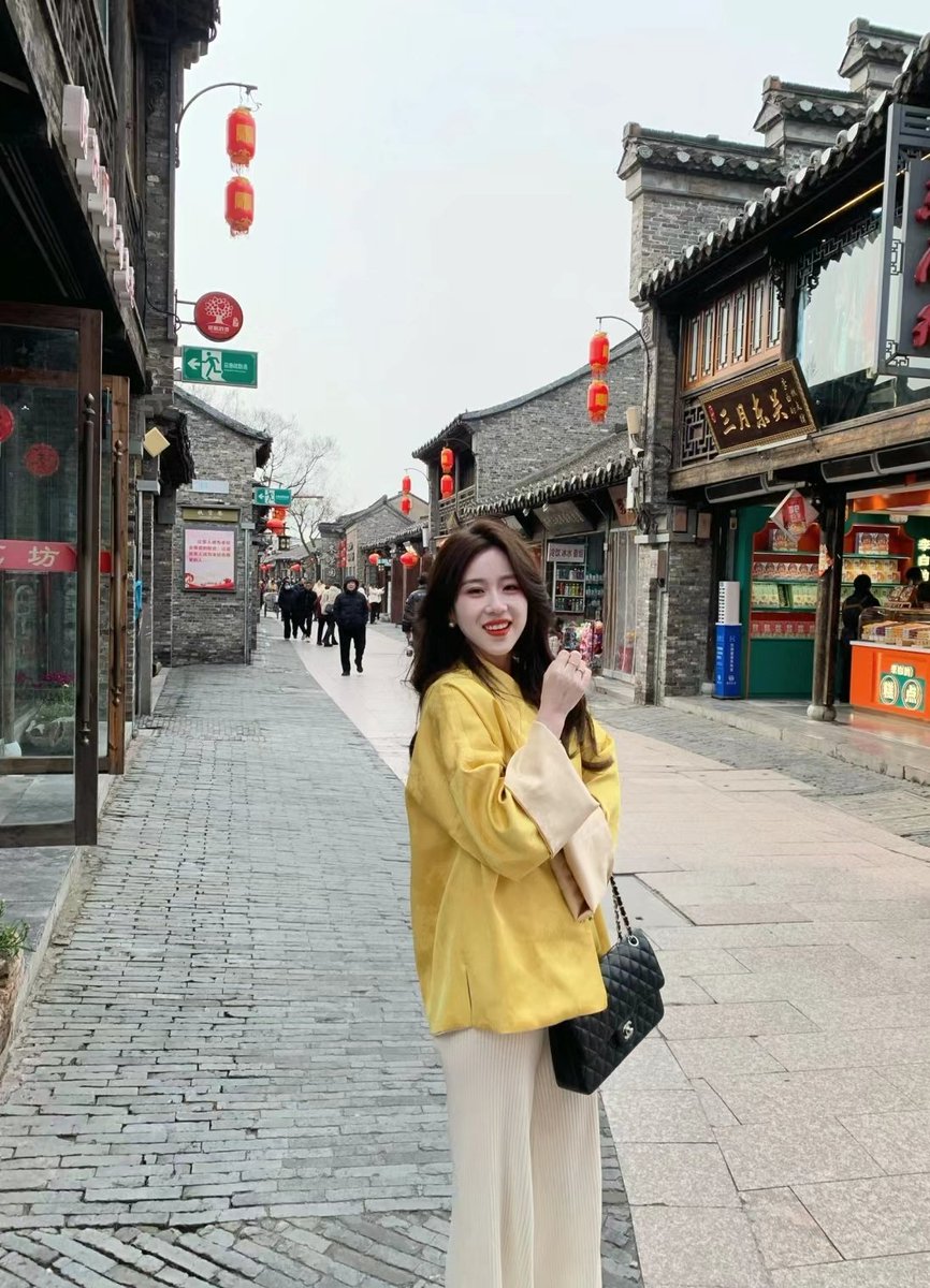 Early in the morning to wear this new Chinese clothes, was praised to show white, very happy ah. Did you know that ancient people could wear yellow?一大早穿这件新中式的衣服，被夸显白，好开心啊。
你知道古代老百姓能穿黄色吗？ https://t.co/8K64KDroOr