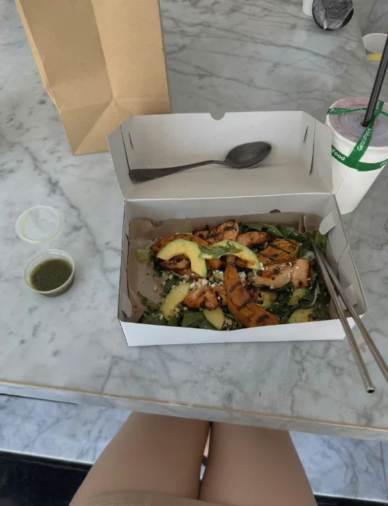 外送小哥 為什麽要盯着我的雙腿縫隙看？不應該盯着我的長輩看嗎 當下腦袋里第一想法 這位小哥很壯 很可口 哈哈 https://t.co/jtOwIESNpG