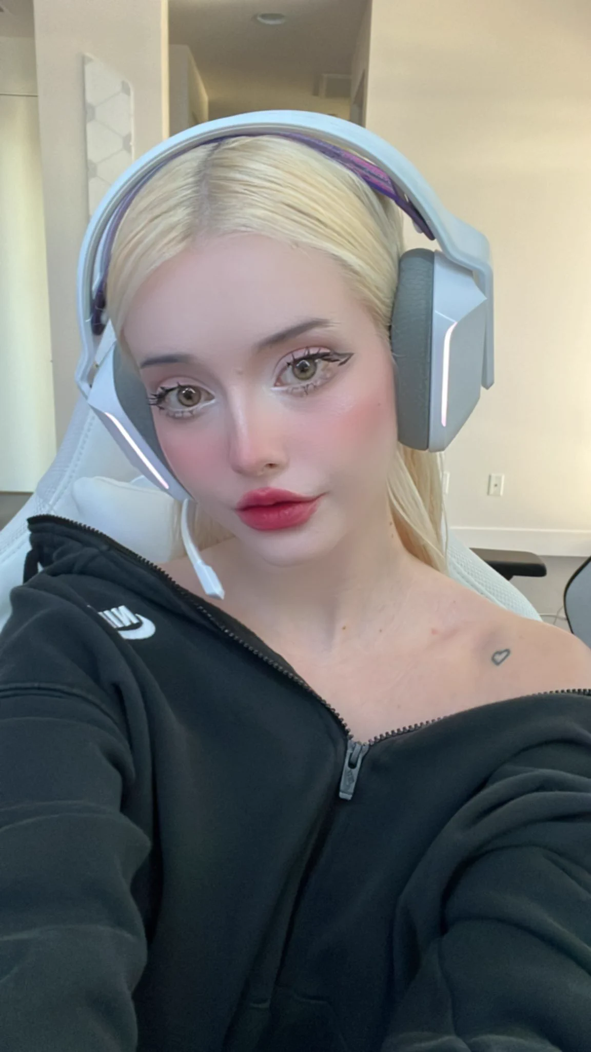Streaming on Twitch with @JuliaaBurch https://t.co/ZXZjPZMQLz https://t.co/wChZLBxDe4