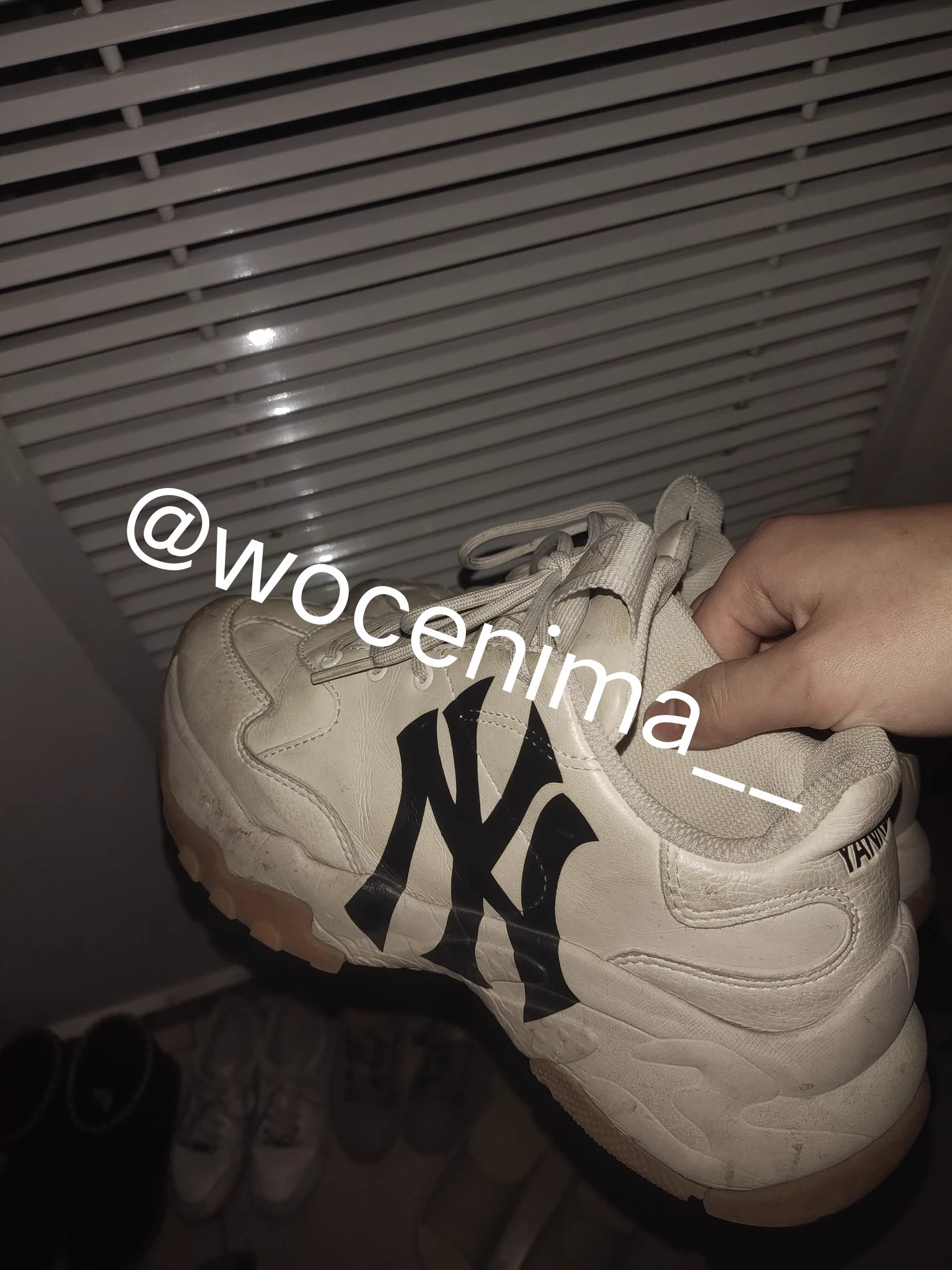 99年双坑妹子的鞋每次都是这么香 一闻就硬的不行了 还有匡威上次射的痕迹更加明显了 同时还去医院射了一双大长腿护士的内裤 射了好几发人都虚脱了 #扫楼打胶 #扫楼 #打胶 #玩鞋 #恋物 https://t.co/RkYRwrFelZ