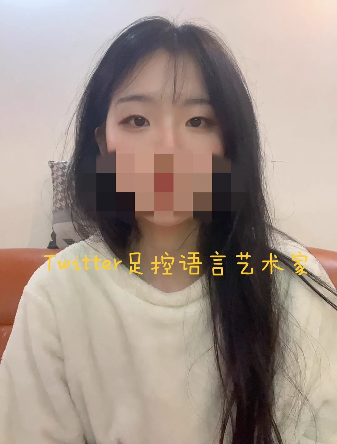 小美女把脚丫举起来好一顿捏，看着软软的手感好好 https://t.co/avfRf8CfJJ
