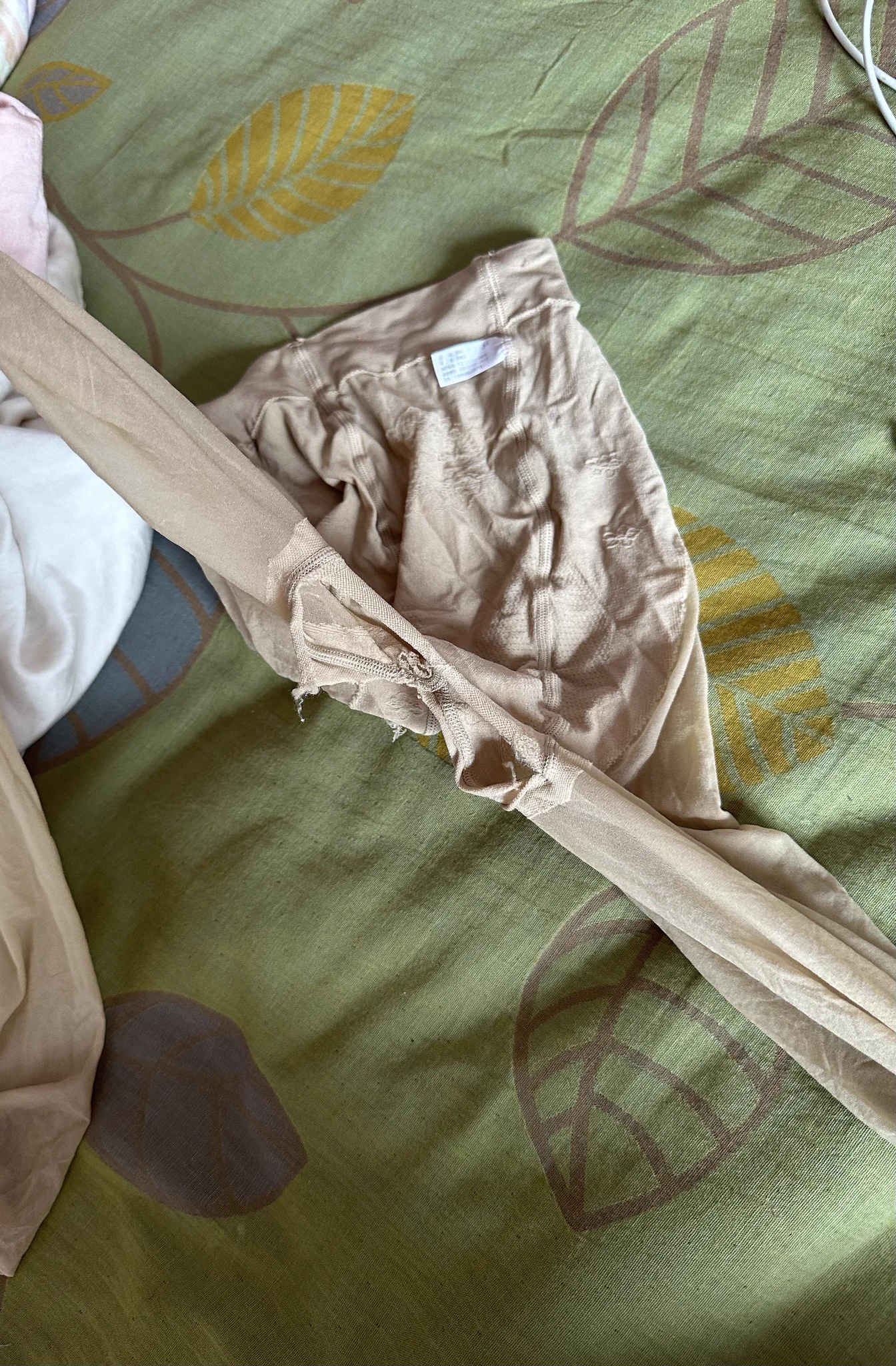 0532和0536地区，青岛和潍坊推友投稿，绿帽老公贡献媳妇的丝袜给同好上门保养，媳妇是公务员，基本上每天都穿丝袜，冬天也是每天裤里丝，同城有高素质同好想要上门保养的可私信我获取联系方式。 https://t.co/z0LY47Fc7H