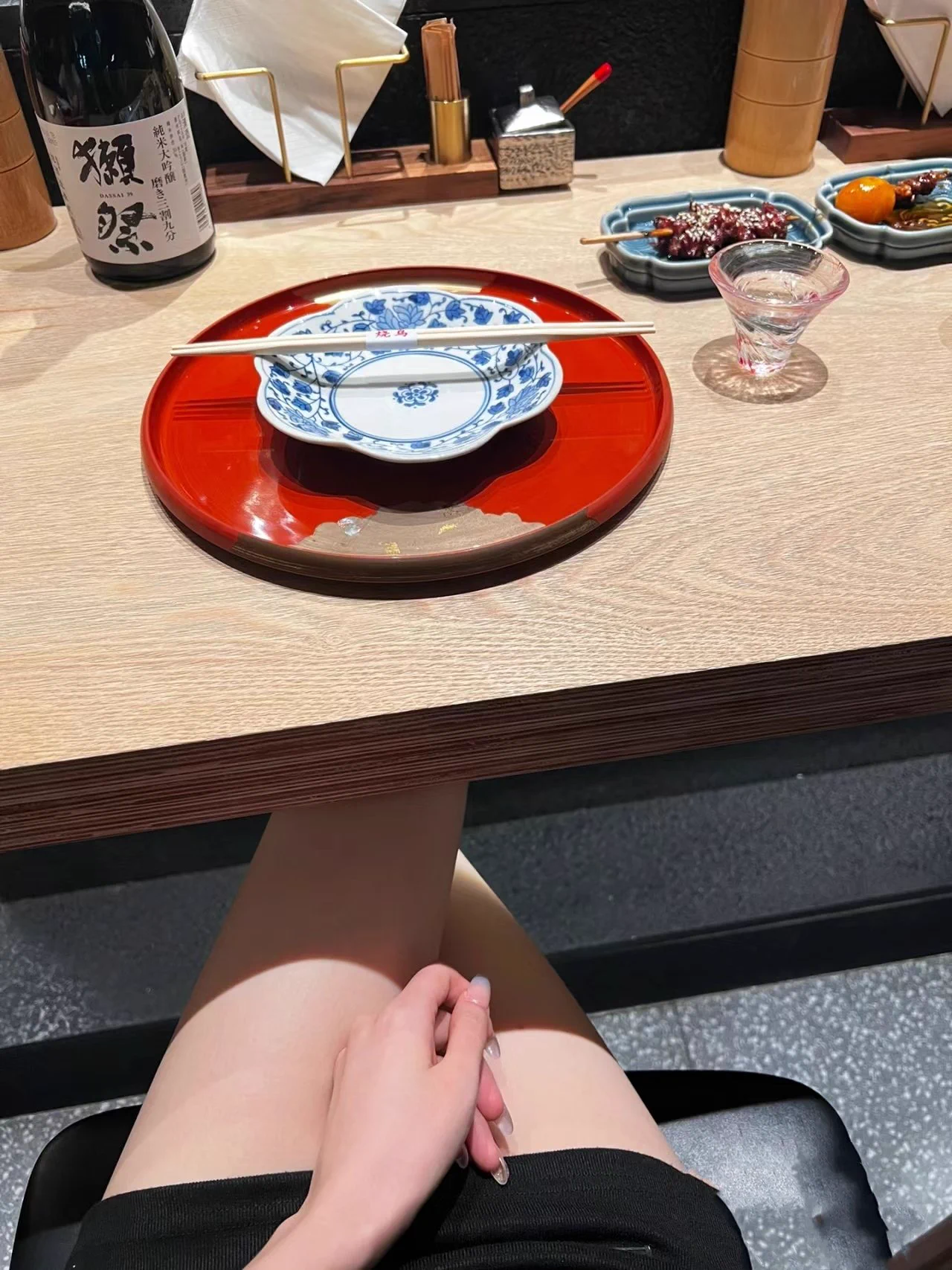 等下也不知道晚餐要吃什么？先上了一个空碟子。这是酒杯吗？ https://t.co/wFsxV6xvo4