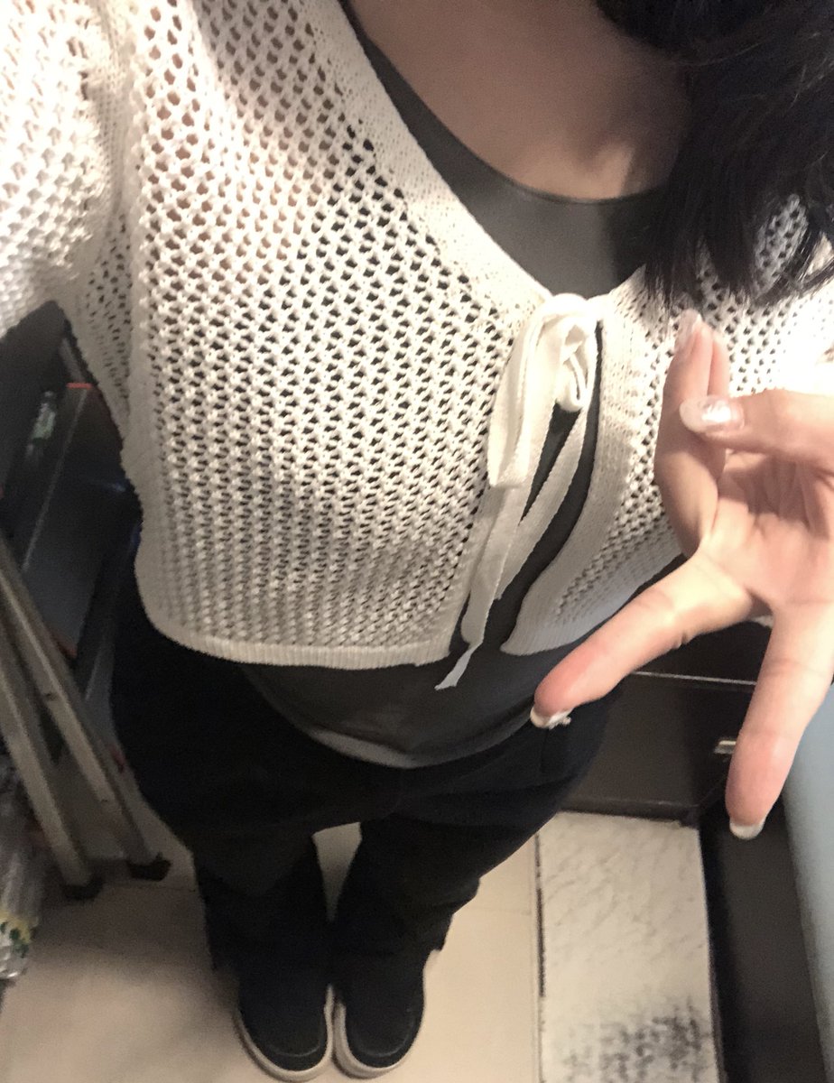 今天放假但院長需要我ㄉ幫忙
所以毅然決然回來
（開玩笑）

是跟院長說今天要抽血ㄉ話
請我喝一杯飲料我就來
院長說好啦兩杯
我直接答應-.-✌️

但今天那個阿嬤好難抽
完全看不到血管@.@
第一針抽到一半loss掉
第二針打手背才把40cc抽完

早知道就說要三杯ㄌ-.-
（開玩笑） https://t.co/toVN8hITuI