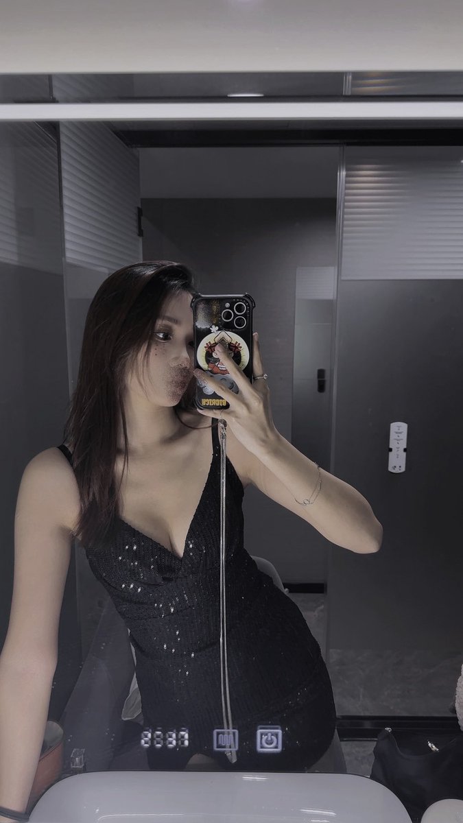 原本還在思考很像根本不用碼照片
很多追很久的粉絲都直接有我哀居了
但想想還是繼續好了怕突然全臉大家不認得我🤣？ https://t.co/Ft1UuFkI5L