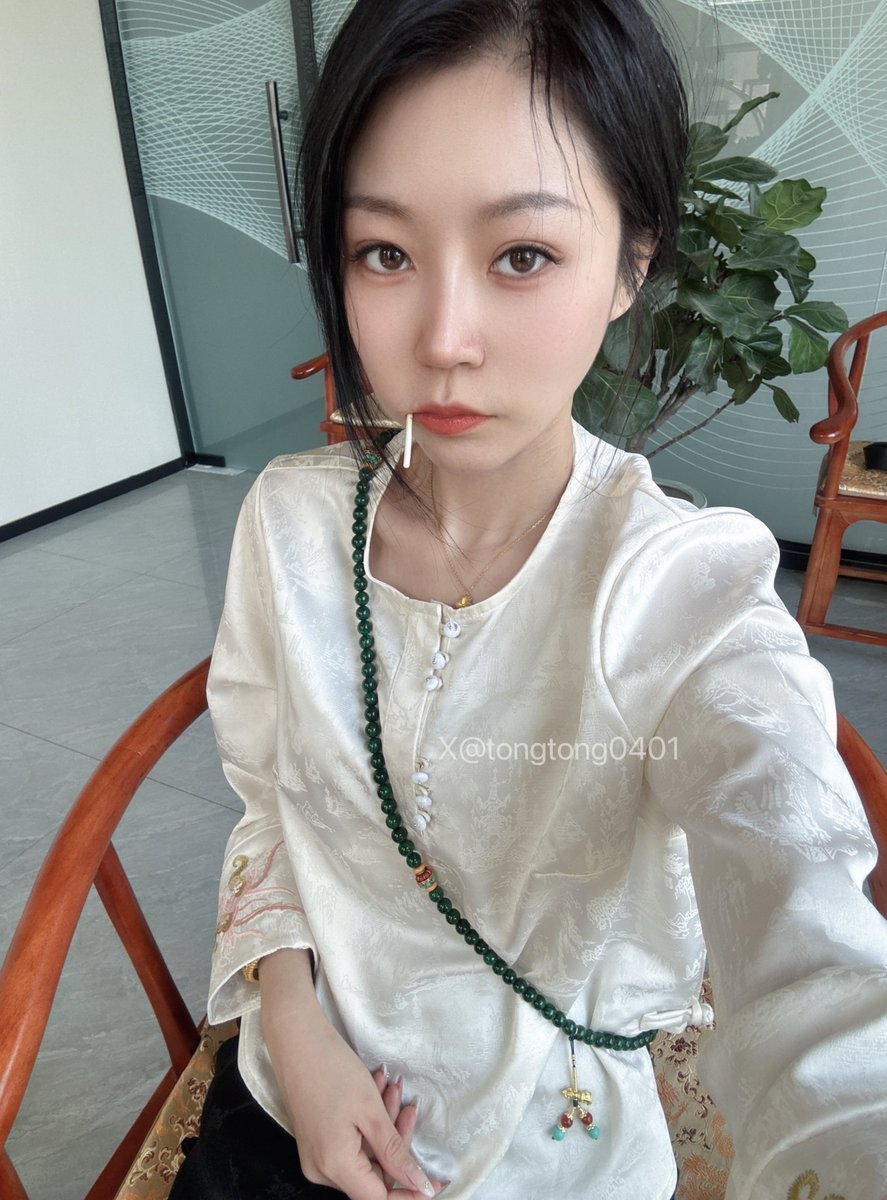 穿上衣服的彤～和v粉视频犯贱的彤～楼道玩出尿的彤～没变的始终还是你的彤…… https://t.co/1yPAV14dtj