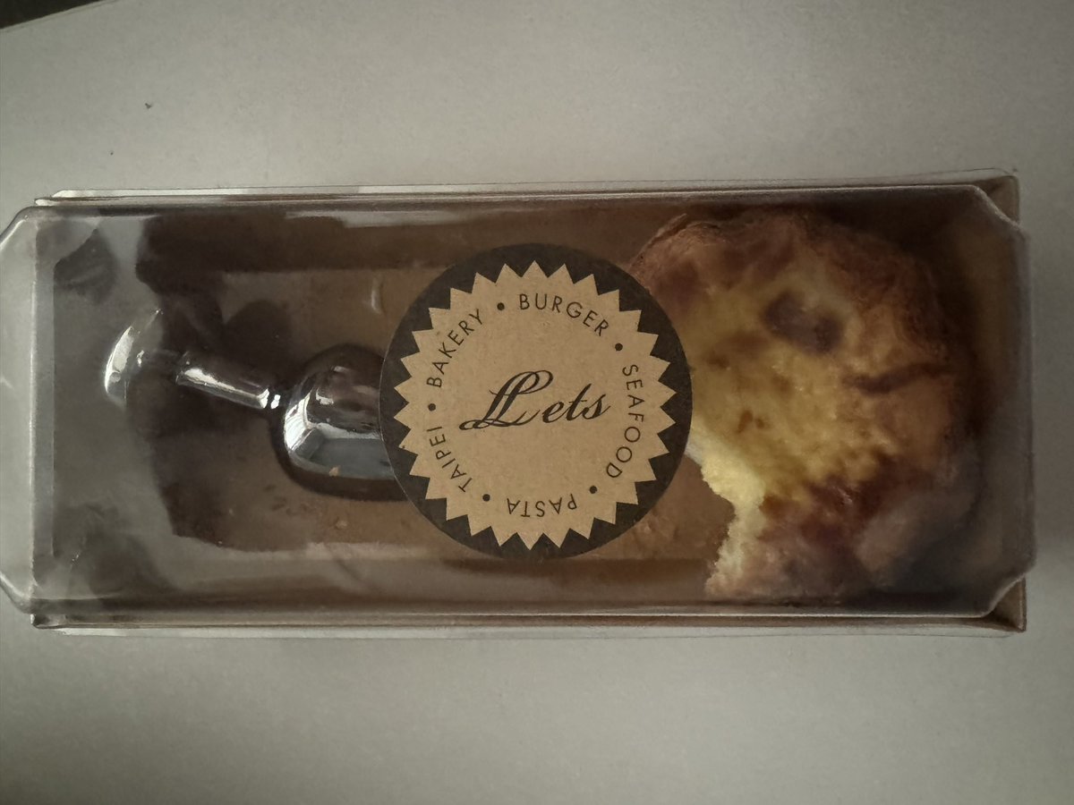 老狗给自己准备的出差早餐便当🙂
一个被我咬了一口的麻薯蛋挞
和忽悠我答应他带去出差的肛塞🙃
（ps：另一个蛋挞我昨晚吃一半没吃完，早上被他偷偷吃掉了） https://t.co/fhMgujGO9b