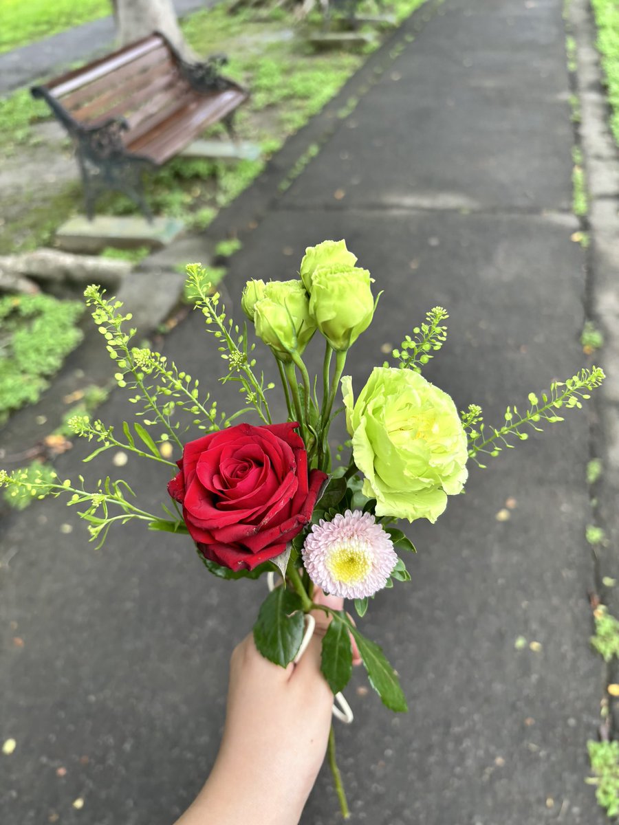 剛剛隨手綁的幾朵小花☺️
拿著花花感覺心情都好了起來
現在是帶著漂亮花花和愉悅的心情準備去簽約的小屁孩！ https://t.co/9OrKZBDljf