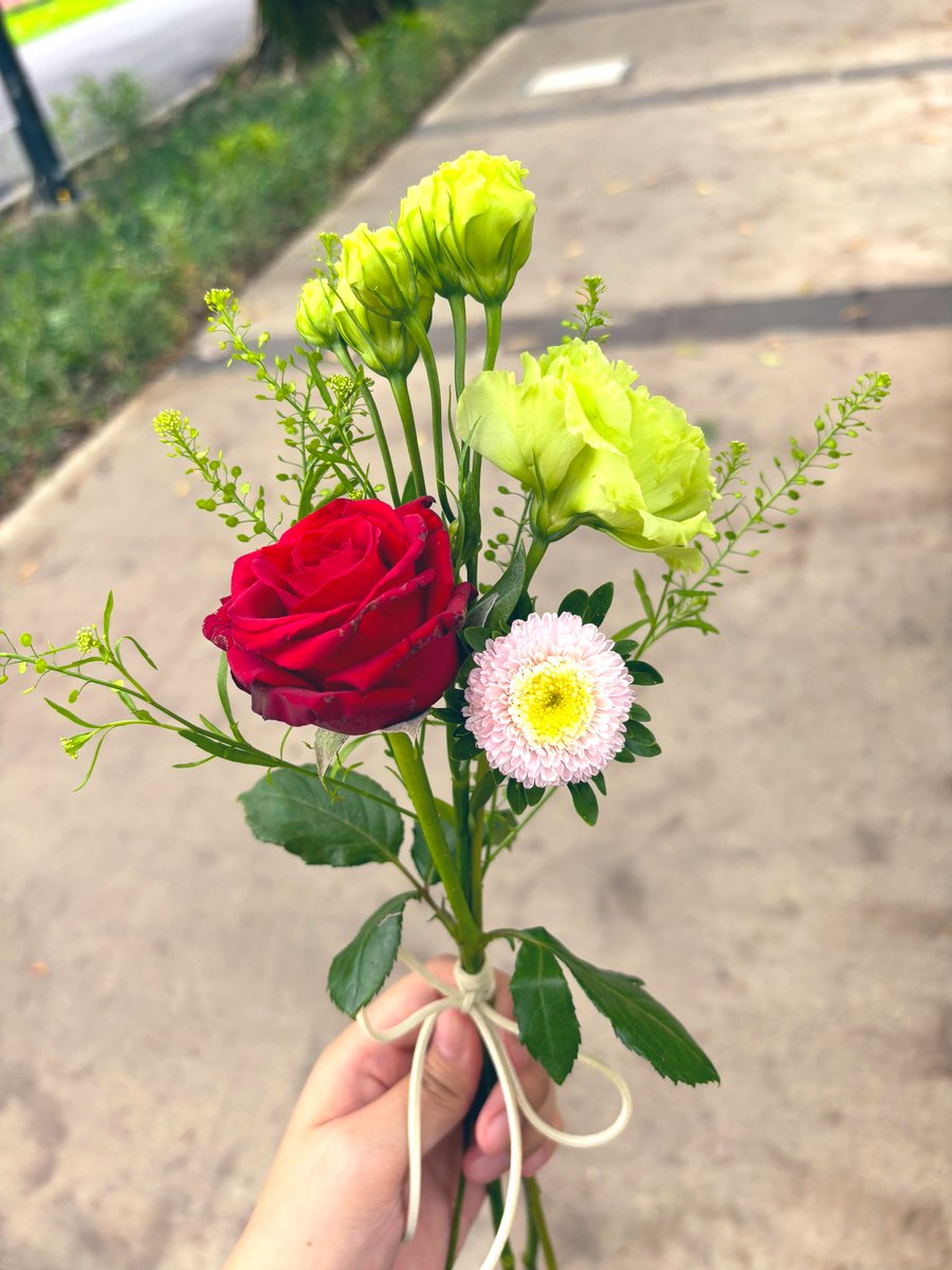 剛剛隨手綁的幾朵小花☺️
拿著花花感覺心情都好了起來
現在是帶著漂亮花花和愉悅的心情準備去簽約的小屁孩！ https://t.co/9OrKZBDljf