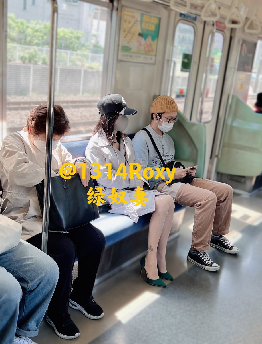 【Roxy街拍系列】（1）
又到了春天发情的季节了，春天最适合露出了！
看私信说大家都喜欢看我的小黑桃♠️？那就满足你们咯～被人看到真的是很羞耻哦～
另外本人小号@xiaomaodan521 大家别忘了关注，这个号我近期会发一些我的日常生活逛街系列，想看的就关注一下吧！
【更多内容请申请关注私推哦👄】 https://t.co/cJRblDHzfs