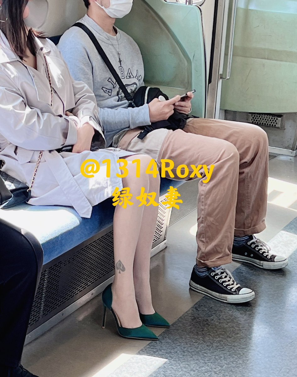 【Roxy街拍系列】（1）
又到了春天发情的季节了，春天最适合露出了！
看私信说大家都喜欢看我的小黑桃♠️？那就满足你们咯～被人看到真的是很羞耻哦～
另外本人小号@xiaomaodan521 大家别忘了关注，这个号我近期会发一些我的日常生活逛街系列，想看的就关注一下吧！
【更多内容请申请关注私推哦👄】 https://t.co/cJRblDHzfs