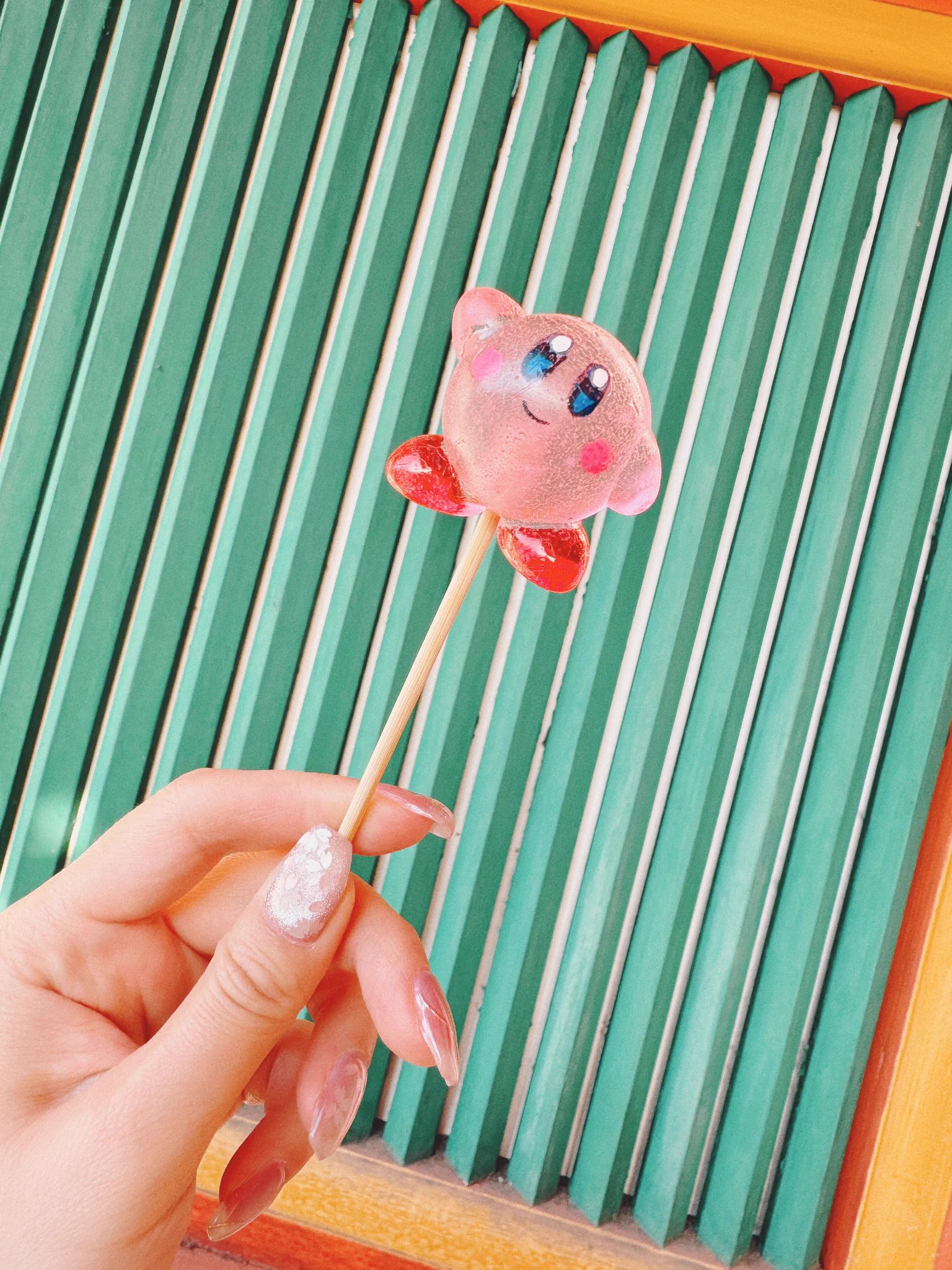 見てみて！！おばあちゃんがひとつづつ手書きしてるカービィ飴のクオリティが高くてニッコリ https://t.co/fzx6DbSvJ1