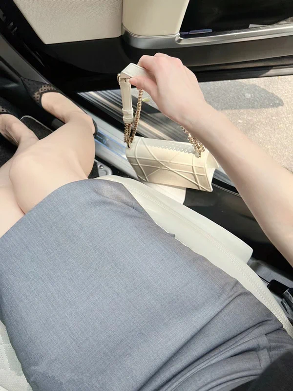 昨天去店裏當麻豆試穿衣服 我女兒說 媽媽像麻豆一樣好看 現在不僅男人的嘴巴會哄人 連女兒也是把媽媽放在蜜罐子裏吃飽讓閨蜜送回家 做副駕就是爽 不用開車 https://t.co/UtCdOhoLCn