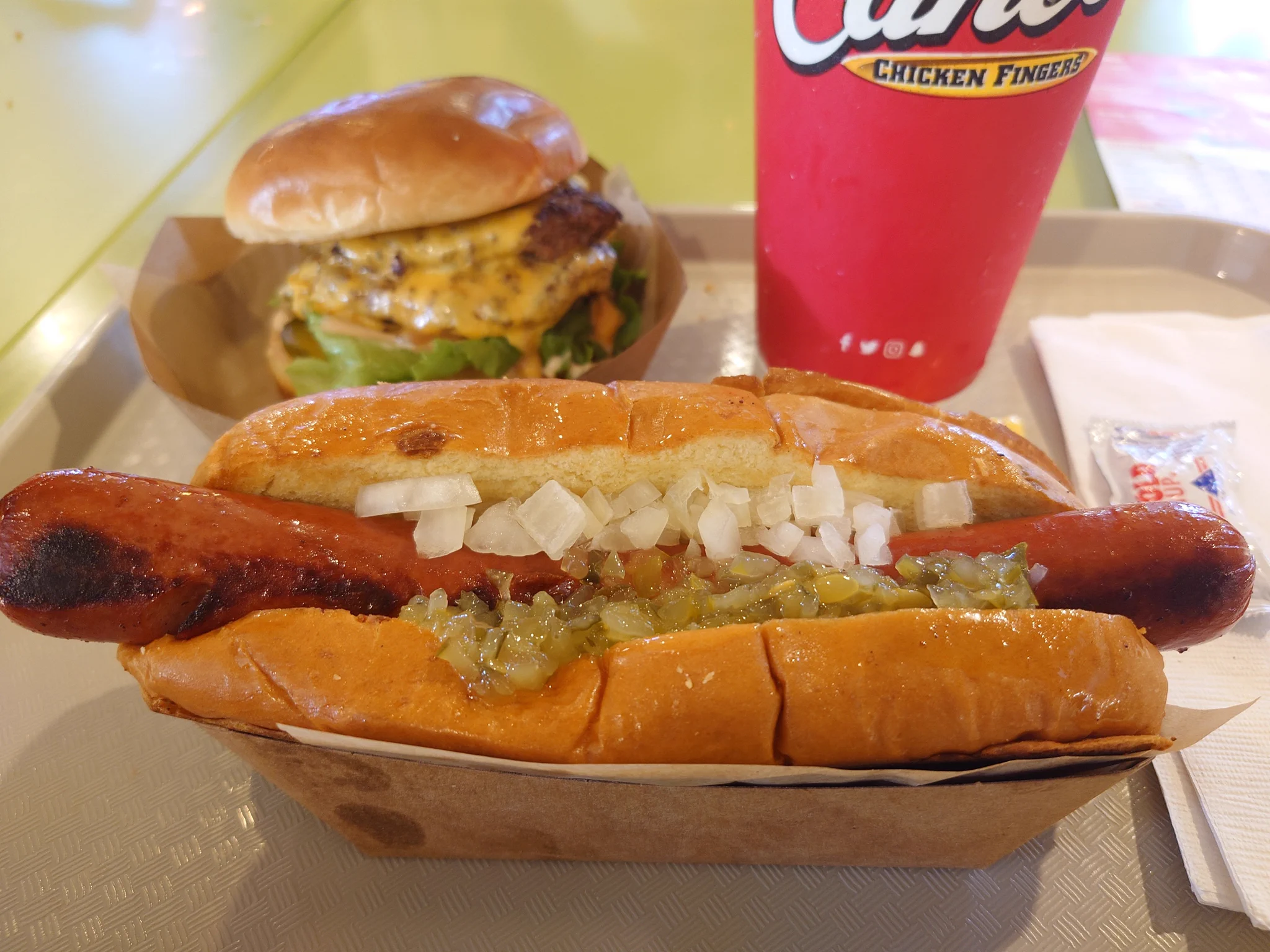 マハロハバーガーのホットドッグかじれないぐらい大きかった🌭🇺🇸🥤 https://t.co/uY6L6kVb2Z