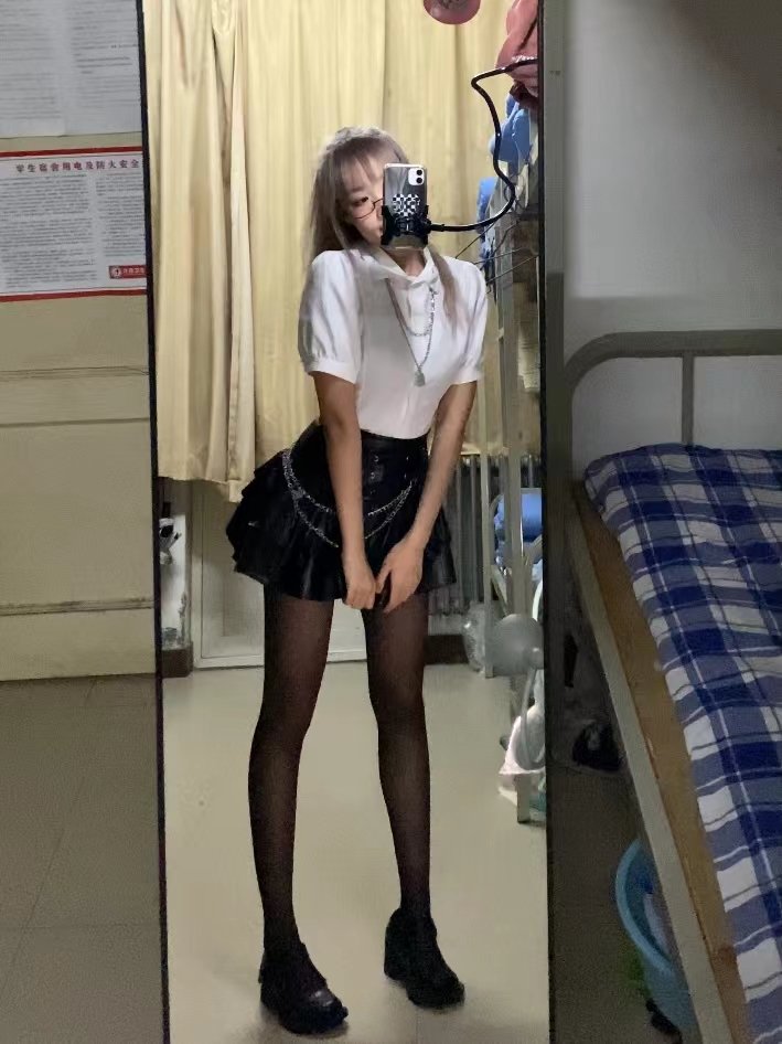 大学宿舍反差光腿黑丝露出系列（12）
@cuteeeee11
@euteeeee
@wqganenshi_
@007share

#反差 #反差女大学生 https://t.co/msChAI7Wue