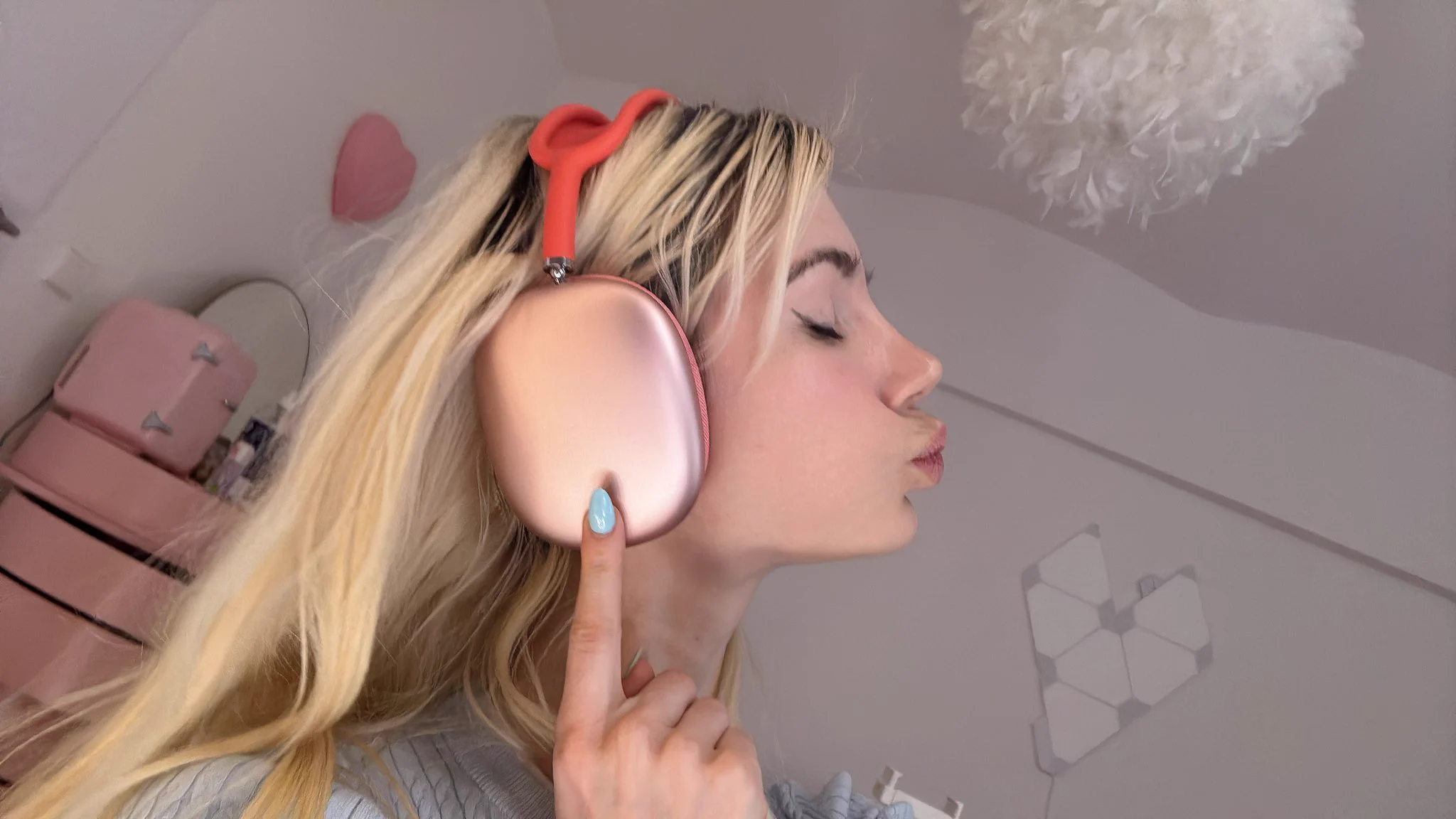 No bc Apple AirPod Max in pink are actually orange https://t.co/LF5d2xtRxK