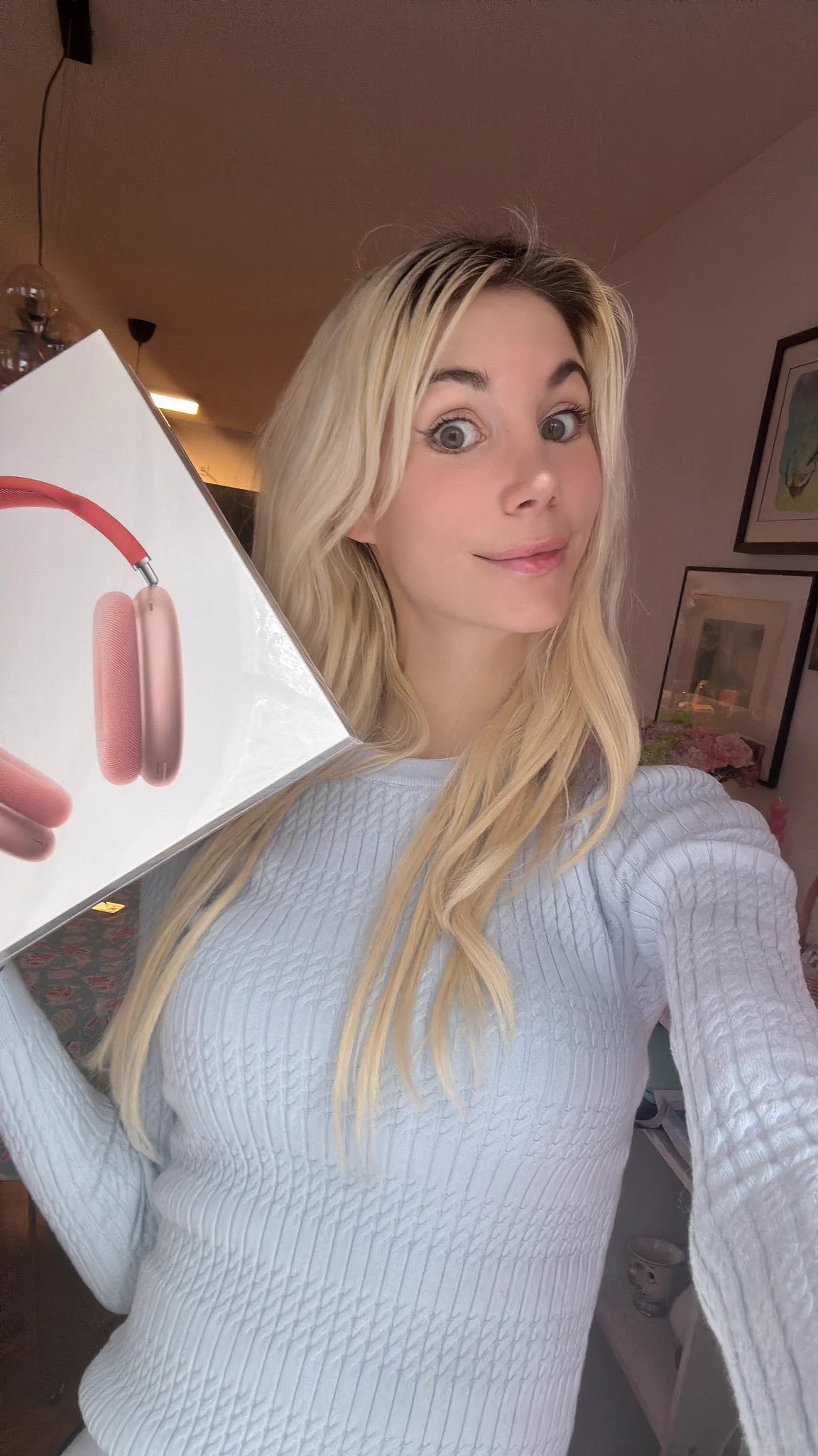 No bc Apple AirPod Max in pink are actually orange https://t.co/LF5d2xtRxK