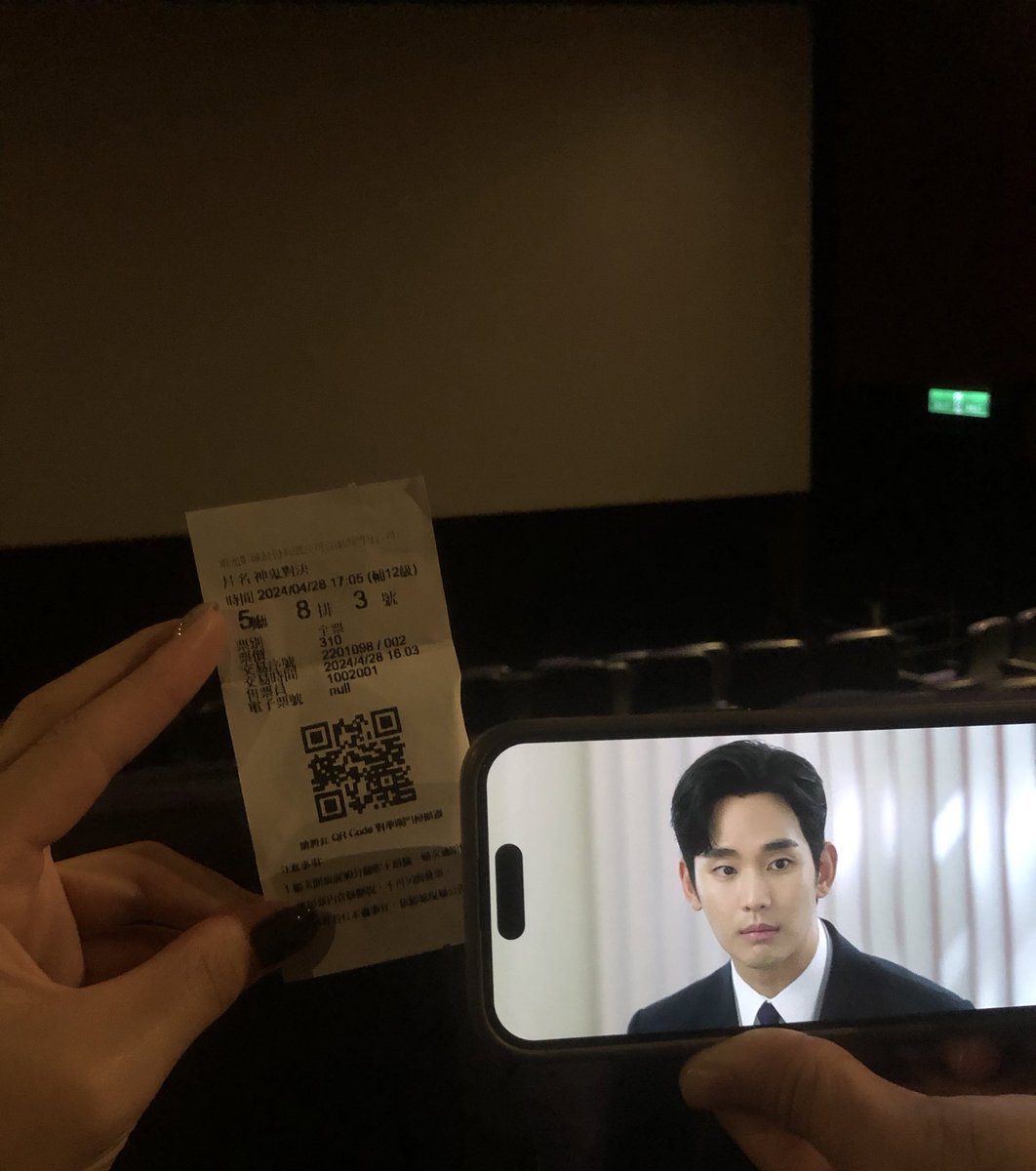 在電影院看Neflix 

真ㄉ點點點-.- https://t.co/3j4BfFmKpS