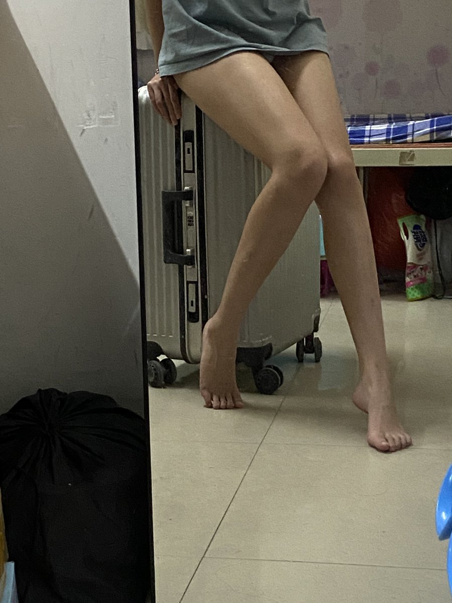 大学宿舍反差光腿黑丝露出系列（4）
@cuteeeee11
@euteeeee
@wqganenshi_
@007share

#反差 #反差女大学生 https://t.co/InkN7Byc0R