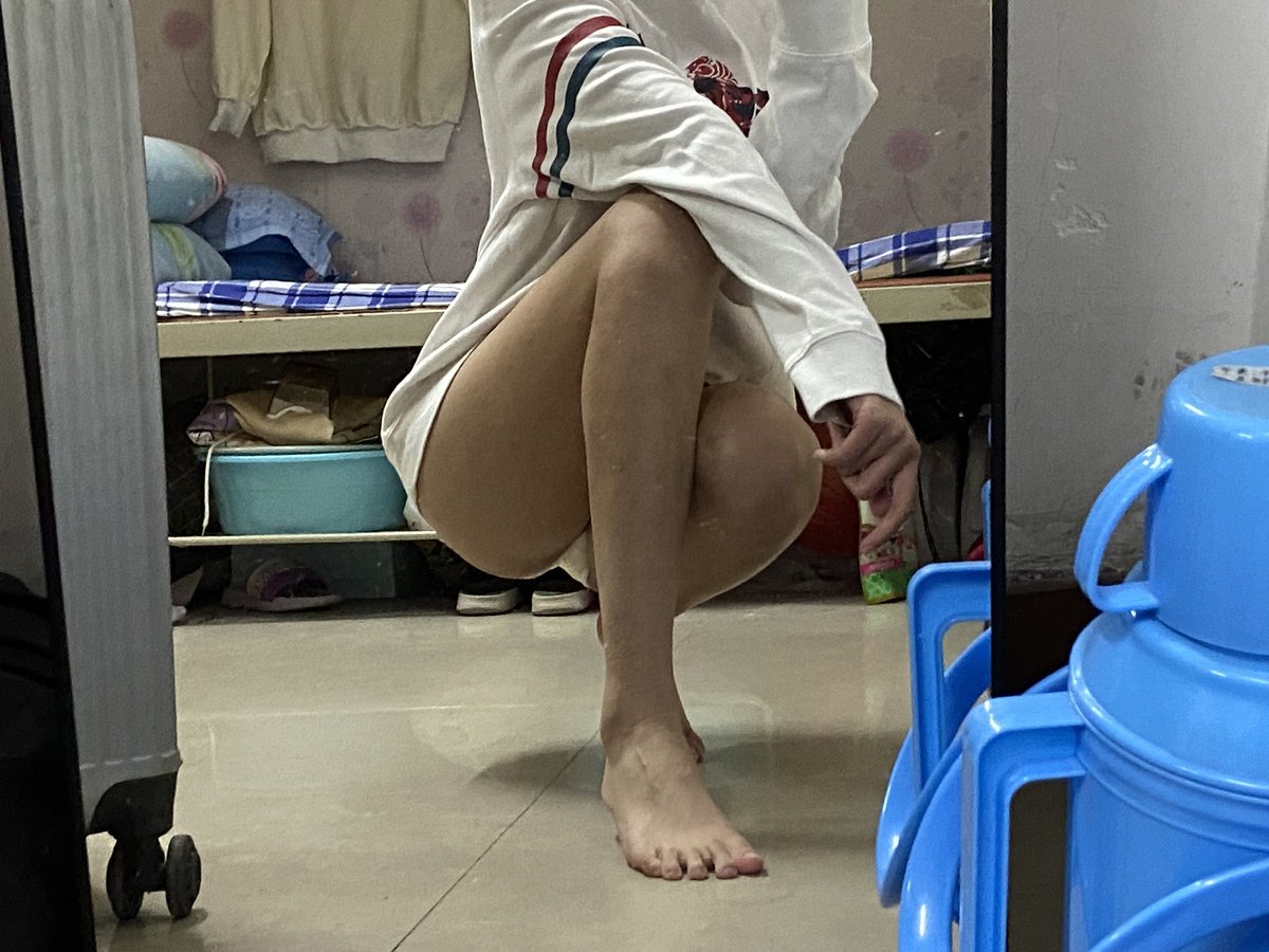 大学宿舍反差光腿黑丝露出系列（6）
@cuteeeee11
@euteeeee
@wqganenshi_
@007share

#反差 #反差女大学生 https://t.co/lEVWFDnywp