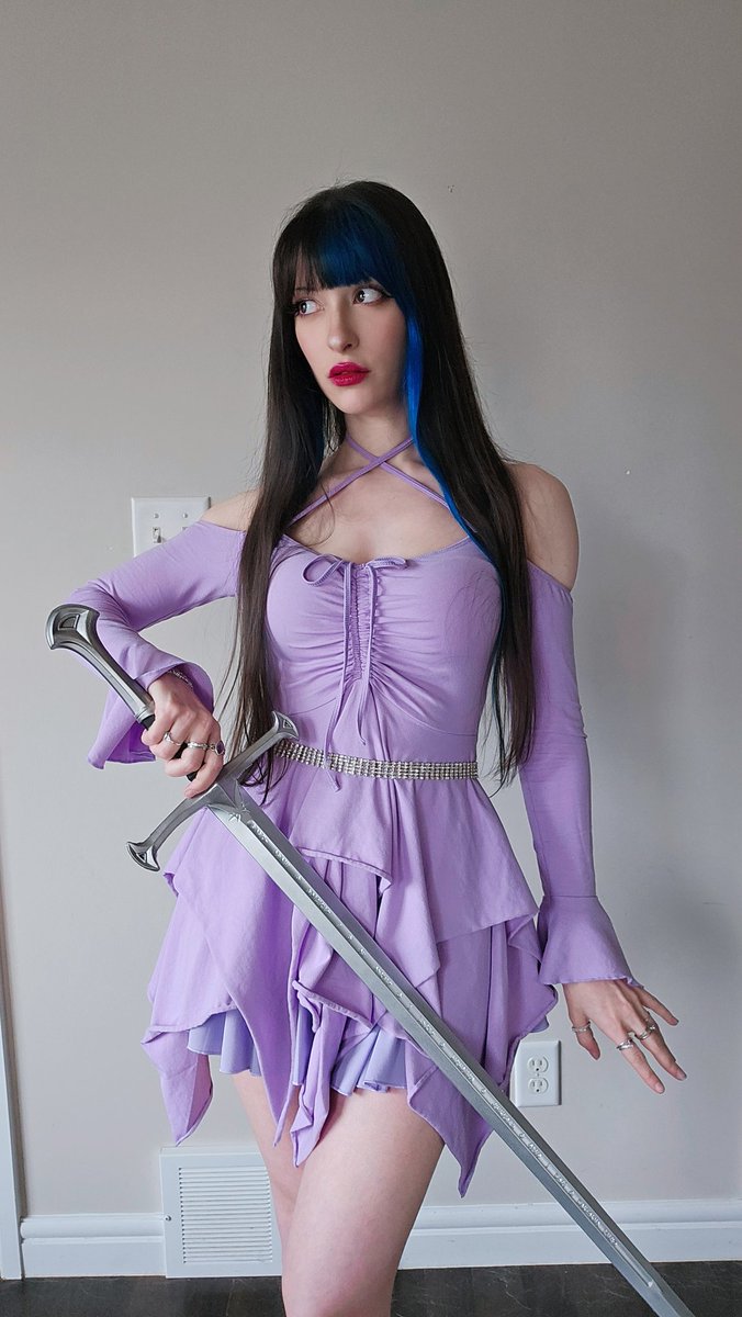 just a girl with a sword https://t.co/K4CBlcuTZU