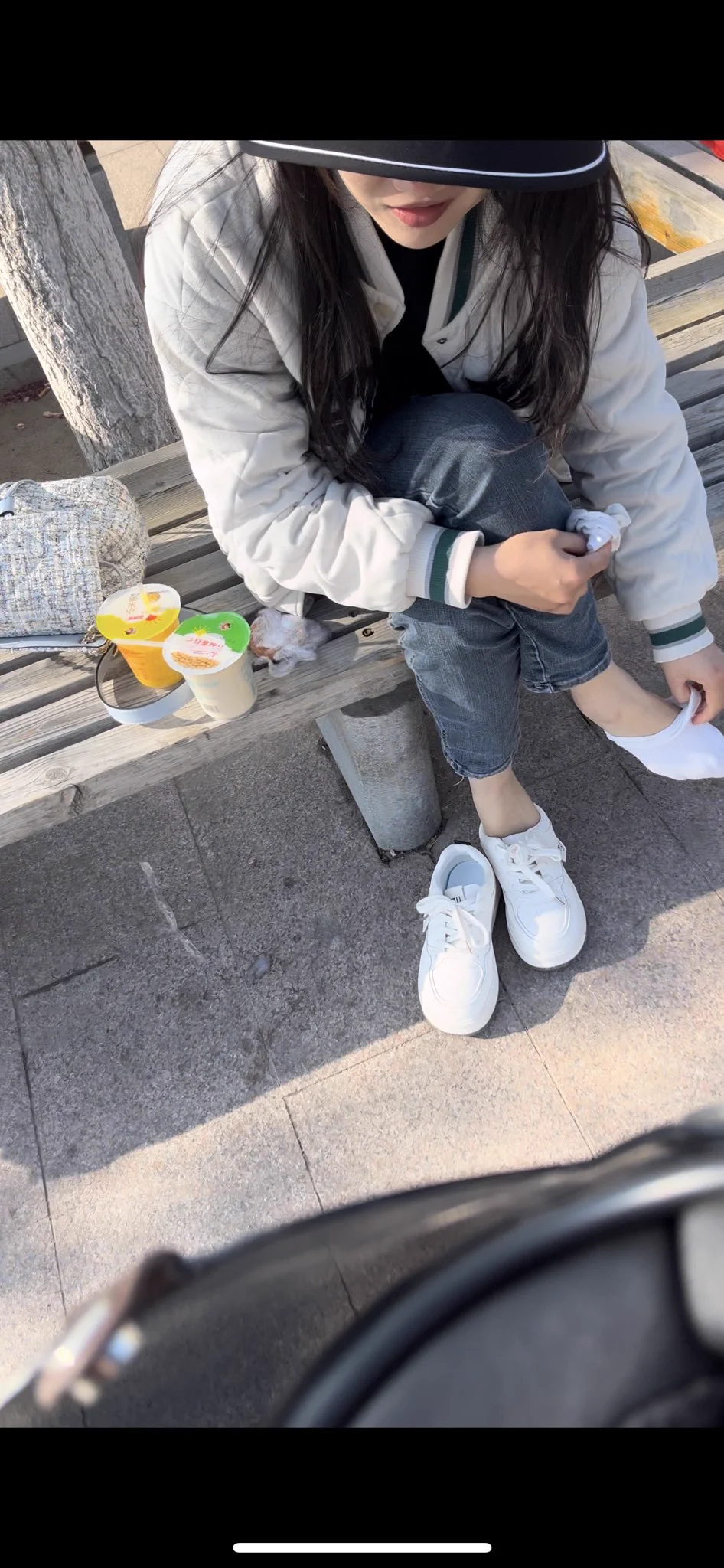 【五一特辑】今天在一个旅游景点门口，发现两个女孩其中穿了一双非常喜欢的，刚刚到脚踝的白袜。然后小用街头话术搞到了两个四川女孩的白袜。由于是上午，景点还没开门。袜子的感觉真的是非常好。刚刚有点汗味和湿湿的感觉。其实要是走了一天重的也接受不了。 https://t.co/tvnGgMtkik