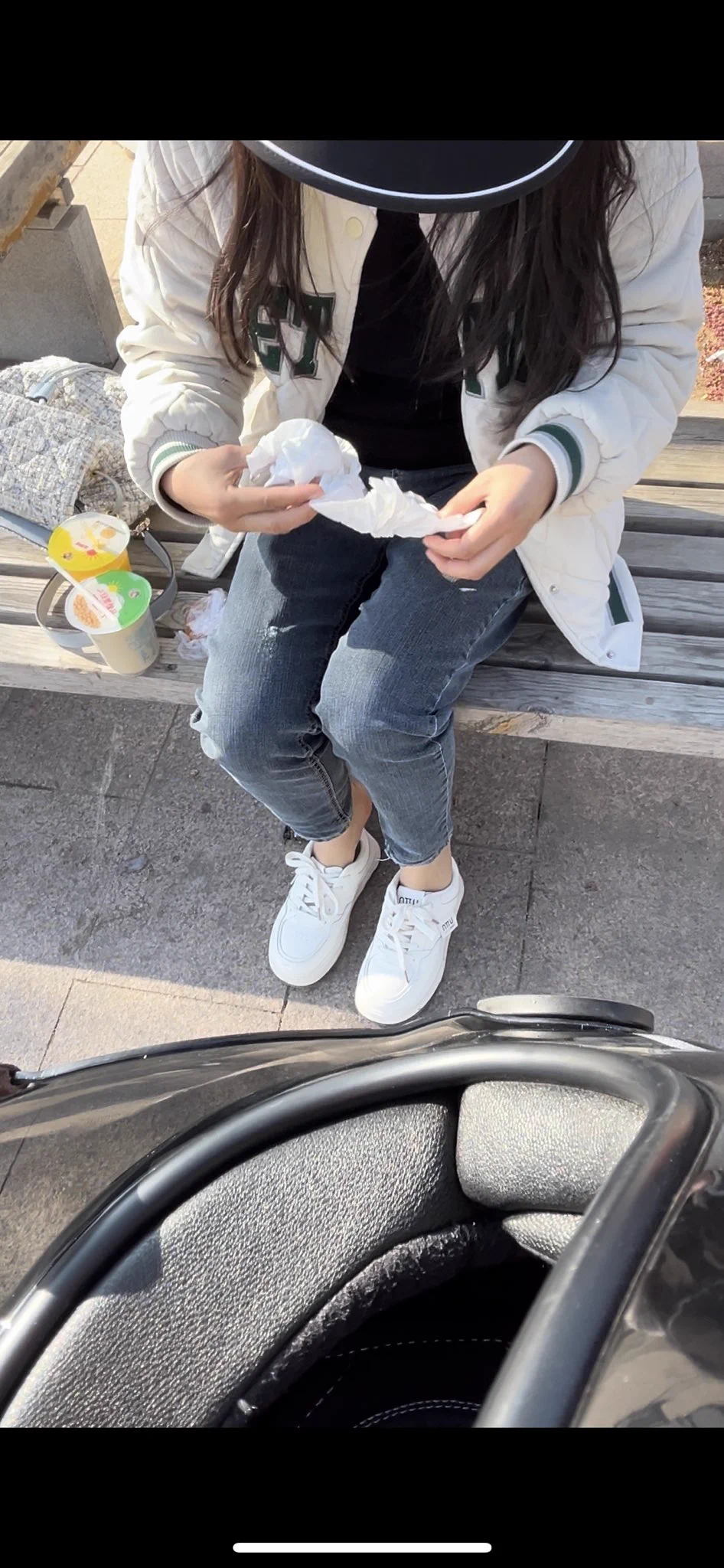 【五一特辑】今天在一个旅游景点门口，发现两个女孩其中穿了一双非常喜欢的，刚刚到脚踝的白袜。然后小用街头话术搞到了两个四川女孩的白袜。由于是上午，景点还没开门。袜子的感觉真的是非常好。刚刚有点汗味和湿湿的感觉。其实要是走了一天重的也接受不了。 https://t.co/tvnGgMtkik