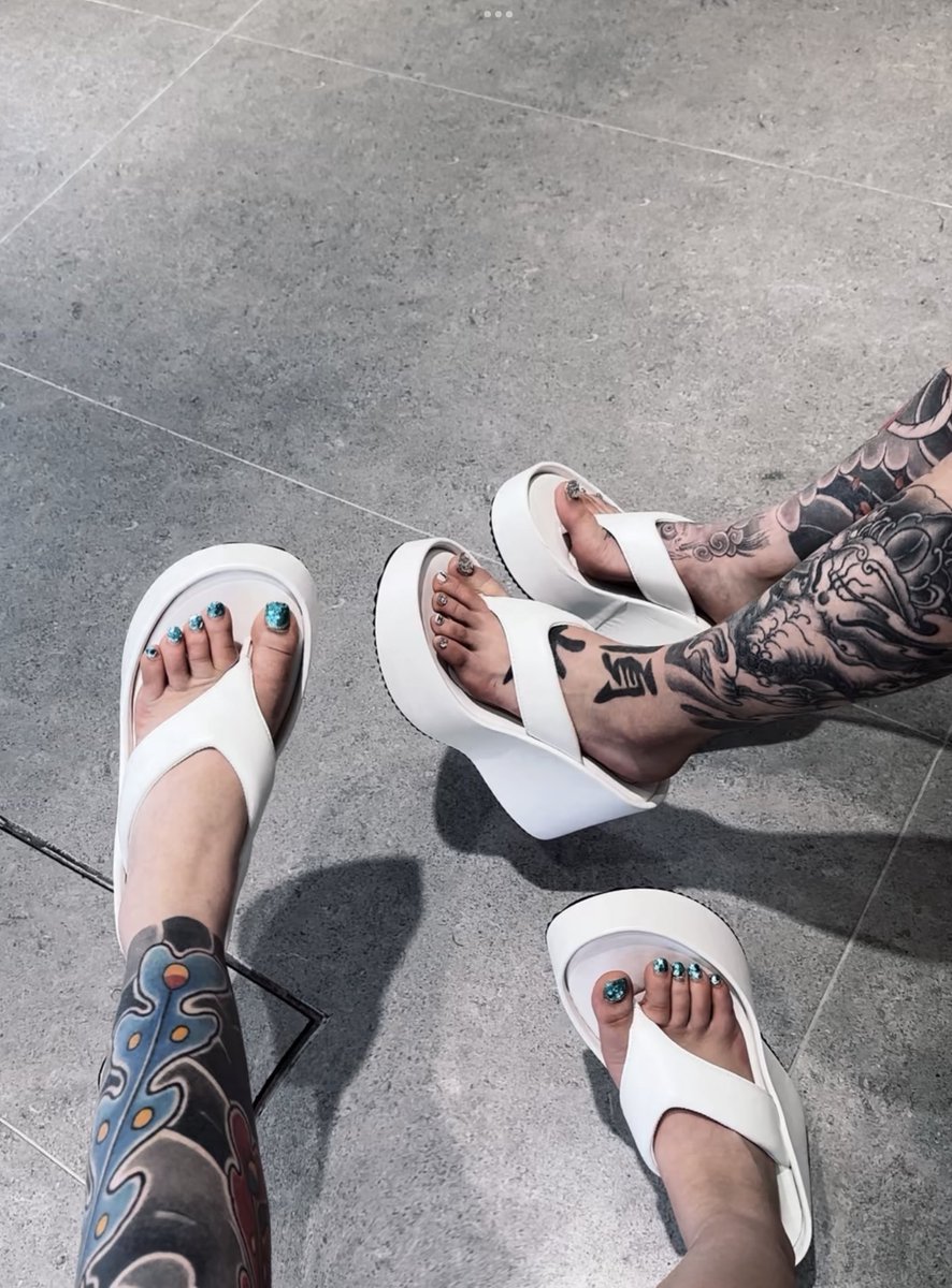 盯着图一纹身看 

倒贴低能弱智直接把亲妈纹身背下来 

以后一看见图二这种精神亲妈纹身裸足高贵照片

自动通过脚和纹身认出是哪位高贵亲妈

#精神小妹 #无脑上供  #冤种  #舔狗  #洗脑 #奴下奴 #白给 #红框挑战 #男M任务 https://t.co/C5hRuKs5N0