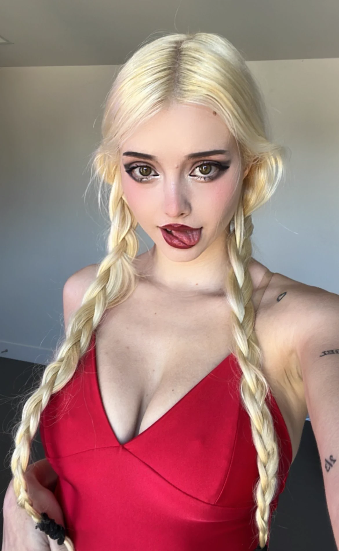 Do you like blondes? 🤍 https://t.co/8jAChIkMyq