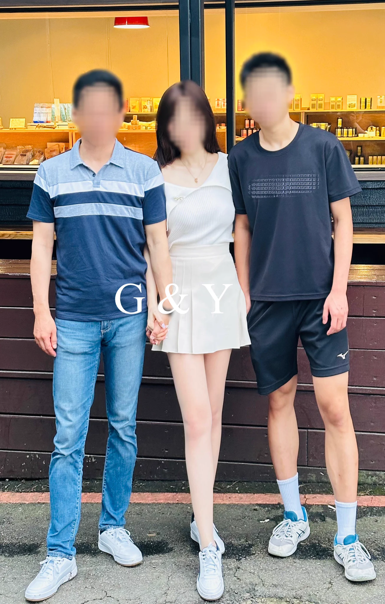 「與處男弟弟從摩天輪到戶外野戰」今天的男主角是推特上一位愛運動的陽光大學生🧑‍🎓和處男弟弟的約會過程如下：1. 星巴克喝咖啡三人初識聊天2.摩天輪🎡上與弟弟獨處！初次親密接觸，Y主動牽手、接吻、摸胸，到摸肉棒、吃肉棒～3.弟弟載我上烏來山區，車上培養彼此情慾氛圍，老公在後跟車4.開到一個有霧氣且風景優美的森林，和弟弟就在溪水旁野戰，老公邊錄影把風邊問我爽不爽😳😳5.彼此情慾到達一定程度，下山摩鐵續攤盡情3P，直到弟弟在引導下完成射出嘴裡🤭🤭野戰的重點在於場景的變化，叫聲伴隨溪水聲、抽插聲，整體氛圍優美卻又淫意十足🥰🥰三人紀念合照，下回待續～～❤️#NTR #夫妻情侶聯誼 #單男聯誼 #處男聯誼