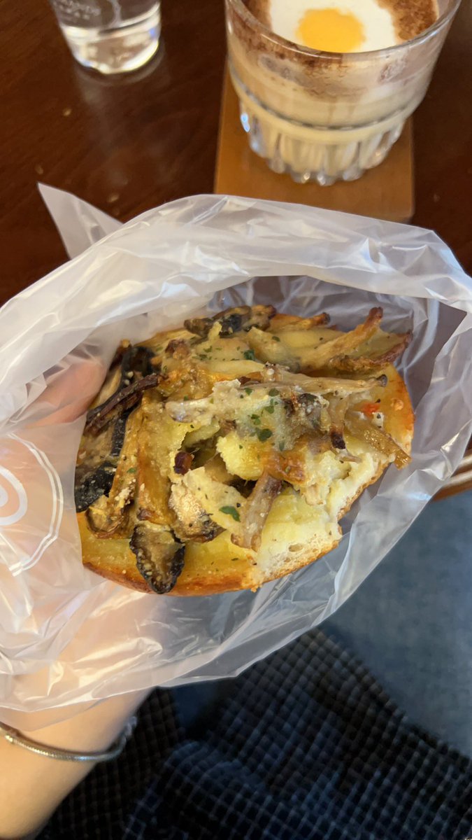 我没花的住宿费全TM让我吃了 一杯45一杯38 我尿急也得憋着让它们在我肚子里多待一会 https://t.co/tIIfmuohR6