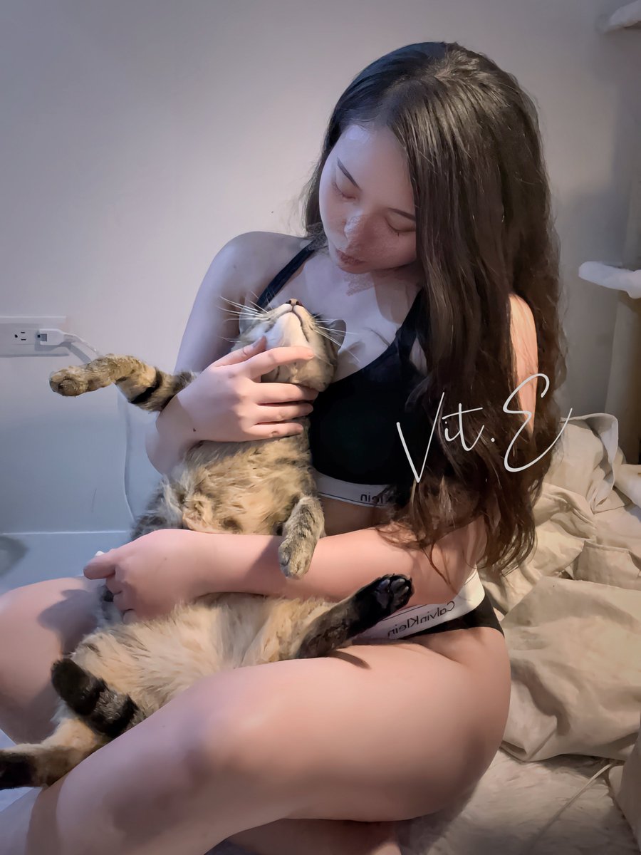 趕在520的尾巴和大家報平安🌹

很多朋友來關心我最近怎麼很少出現
我很好、很健康，也很忙碌
花了更多時間在自己還有家人跟貓咪身上(✿´༥`✿)

謝謝大家一直記得和支持我
甚至收到幾個老粉的520紅包🥹
真的太太太太感動了嗚嗚

有規劃近期會再重新拍攝作品💓
希望大家的520都開開心心！ https://t.co/iHBSpMBVgA