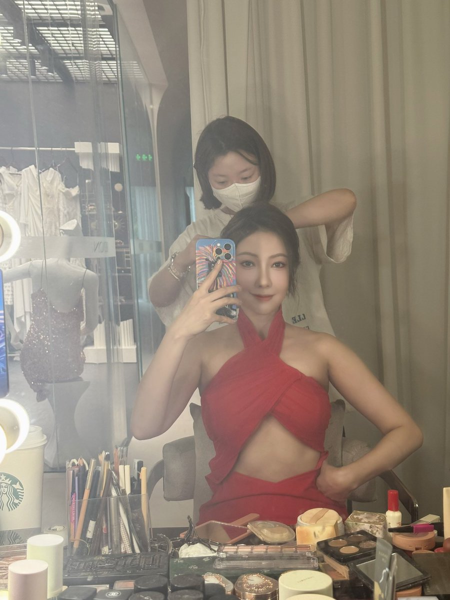 工作日，🔥🔥🔥，这裙子20斤重是真的😆，没点体力是真的穿不动，健身不能停😆 https://t.co/XKCUc1suNo