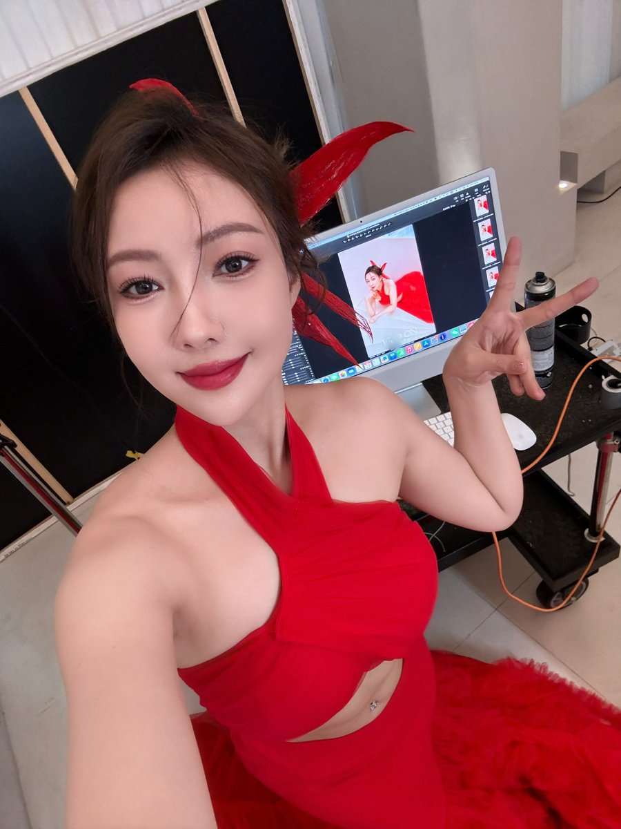 工作日，🔥🔥🔥，这裙子20斤重是真的😆，没点体力是真的穿不动，健身不能停😆 https://t.co/XKCUc1suNo