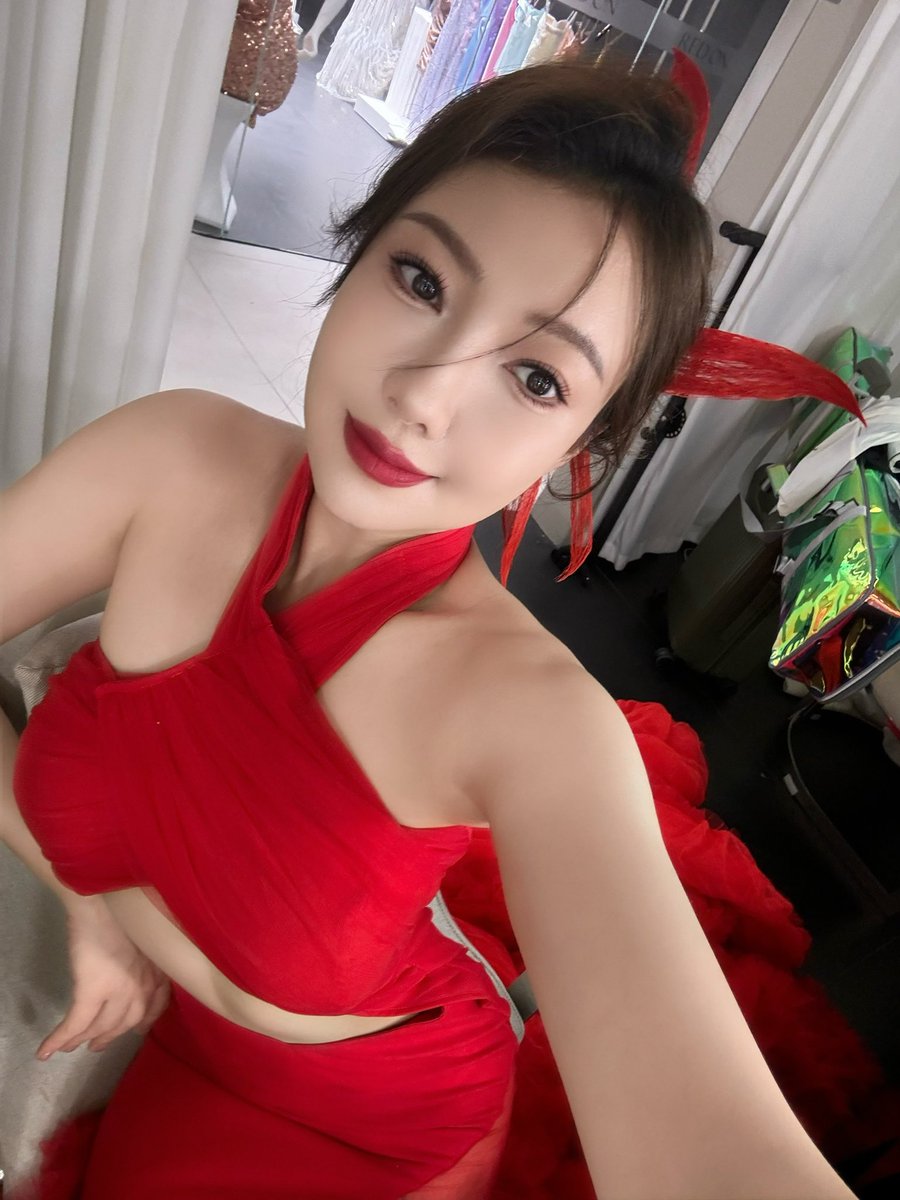 工作日，🔥🔥🔥，这裙子20斤重是真的😆，没点体力是真的穿不动，健身不能停😆 https://t.co/XKCUc1suNo