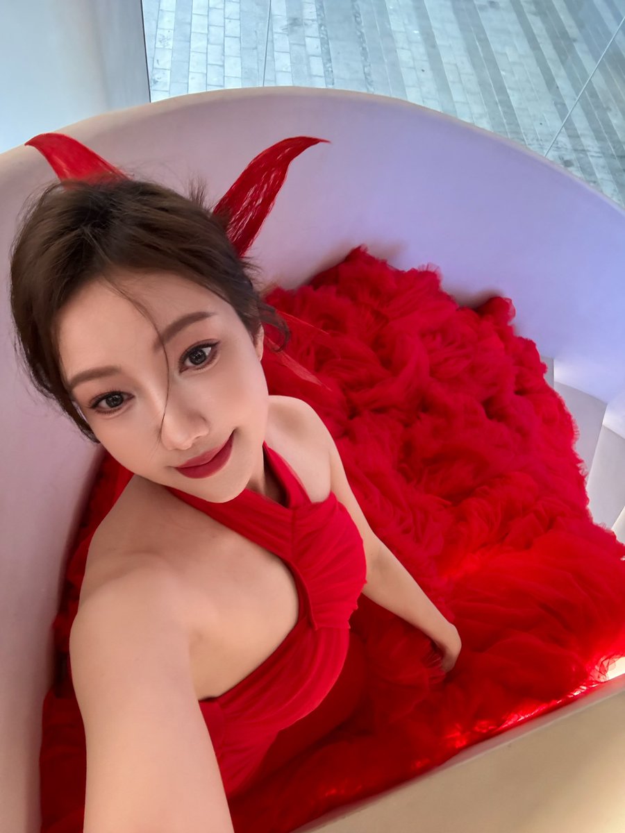 工作日，🔥🔥🔥，这裙子20斤重是真的😆，没点体力是真的穿不动，健身不能停😆 https://t.co/XKCUc1suNo