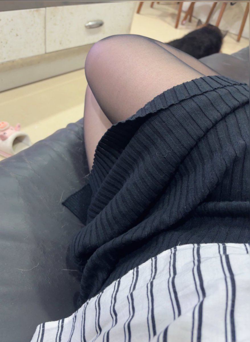 回家躺在沙發上廢
但穿這樣好像應該要出去跑客戶
誰要當我客戶啦🥹 https://t.co/ZFSDNprWkN