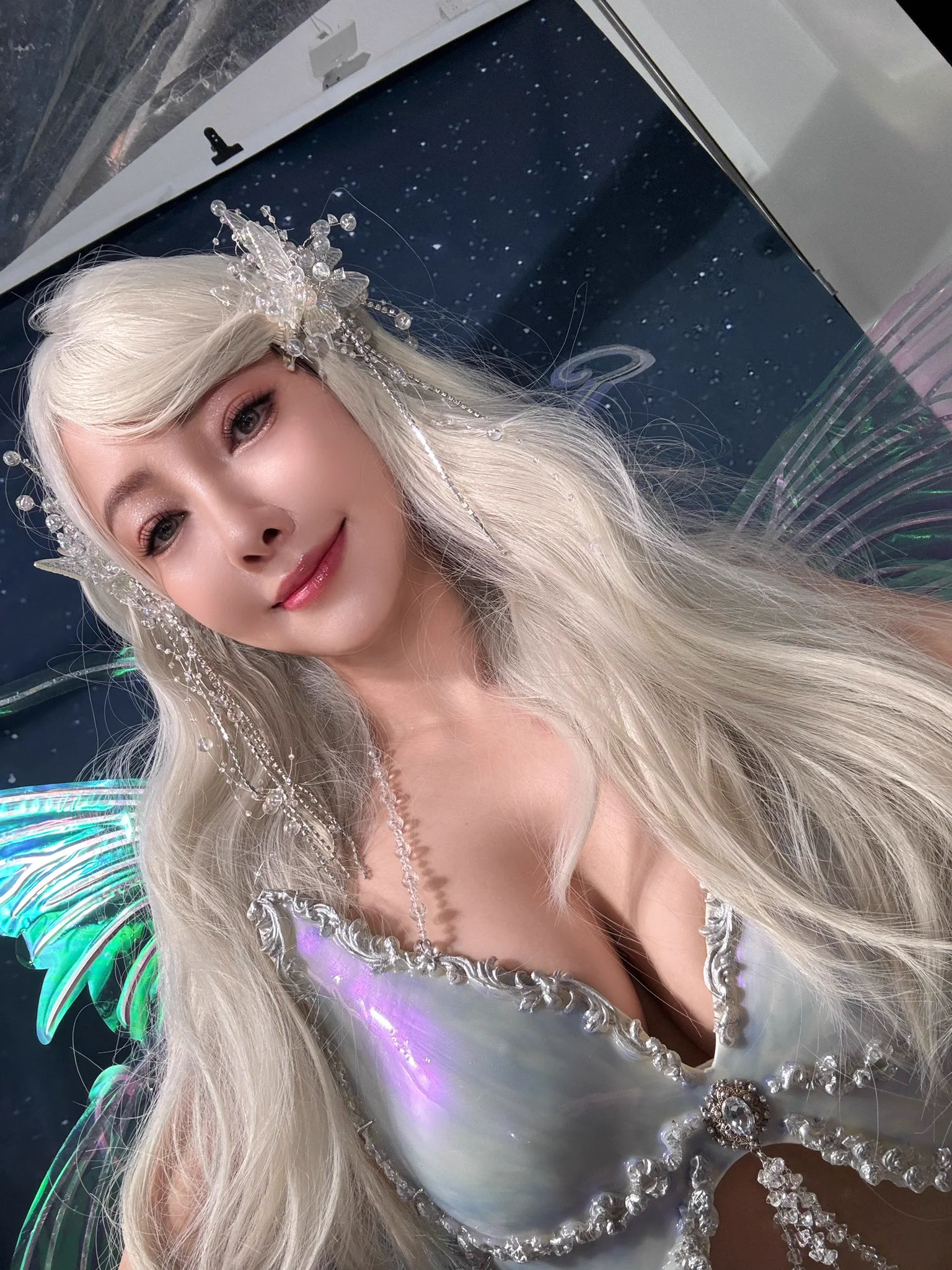 以前总觉得自己的胳膊太长，后来看了舞蹈生的逆天比例，才知道自己这叫腕线过裆，如图一，😆也算天赋异禀了🤣拍摄花絮，成片也快吃了，那个翅膀里有个大铁片，拍摄完当天自己开车从杭州往返上海，开了5小时，钢铁战士！ https://t.co/Mi3wundzzv
