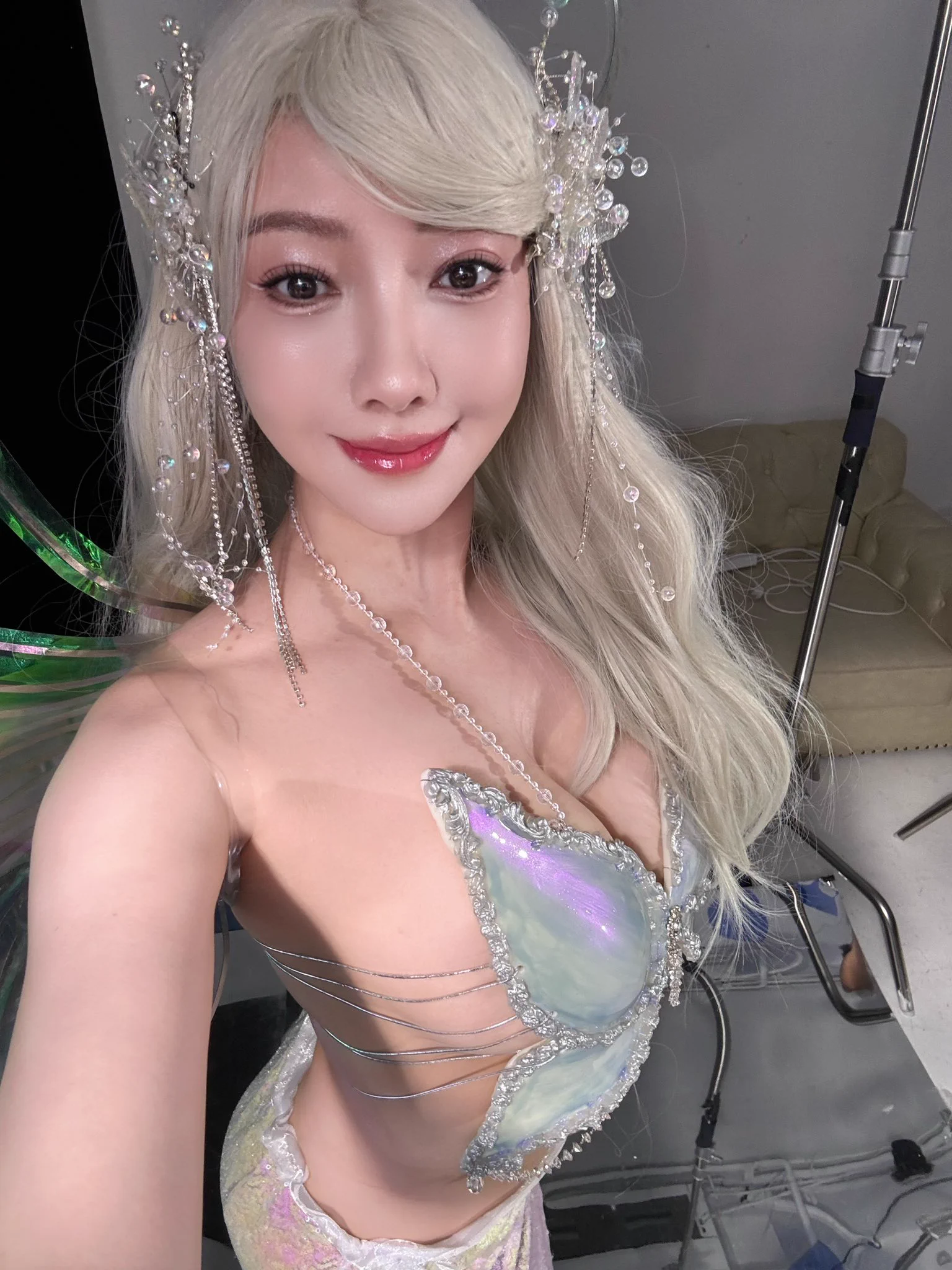 以前总觉得自己的胳膊太长，后来看了舞蹈生的逆天比例，才知道自己这叫腕线过裆，如图一，😆也算天赋异禀了🤣拍摄花絮，成片也快吃了，那个翅膀里有个大铁片，拍摄完当天自己开车从杭州往返上海，开了5小时，钢铁战士！ https://t.co/Mi3wundzzv