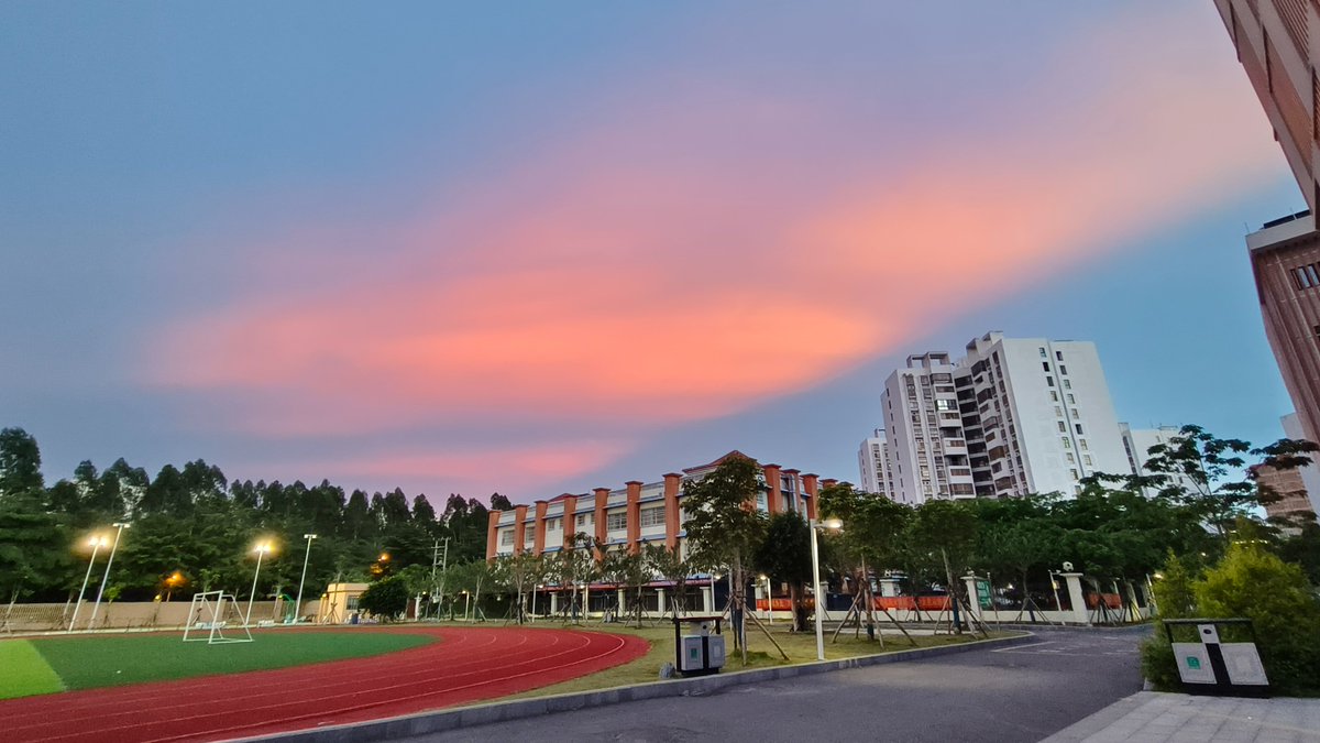 今天的云格外的漂亮，此时此刻有些挂念远方那位喜欢我看我玩塞尔达解谜的xx https://t.co/I30t4IKkt4