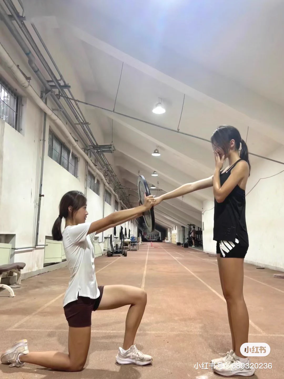 【恋袜分享】最近迷上了，瘦瘦的黑皮女高。注意一定是黑皮。从来没有过这么迷这个风格的女孩。最好是高中体育生。黑皮体育女孩再穿一双新一点的白袜时。会把白色棉袜显的更白。简直是极品。又要到了今年的高考季。大家抓住机遇搞黑皮女孩脚上的白色 小袜！ https://t.co/j5pixtcucC