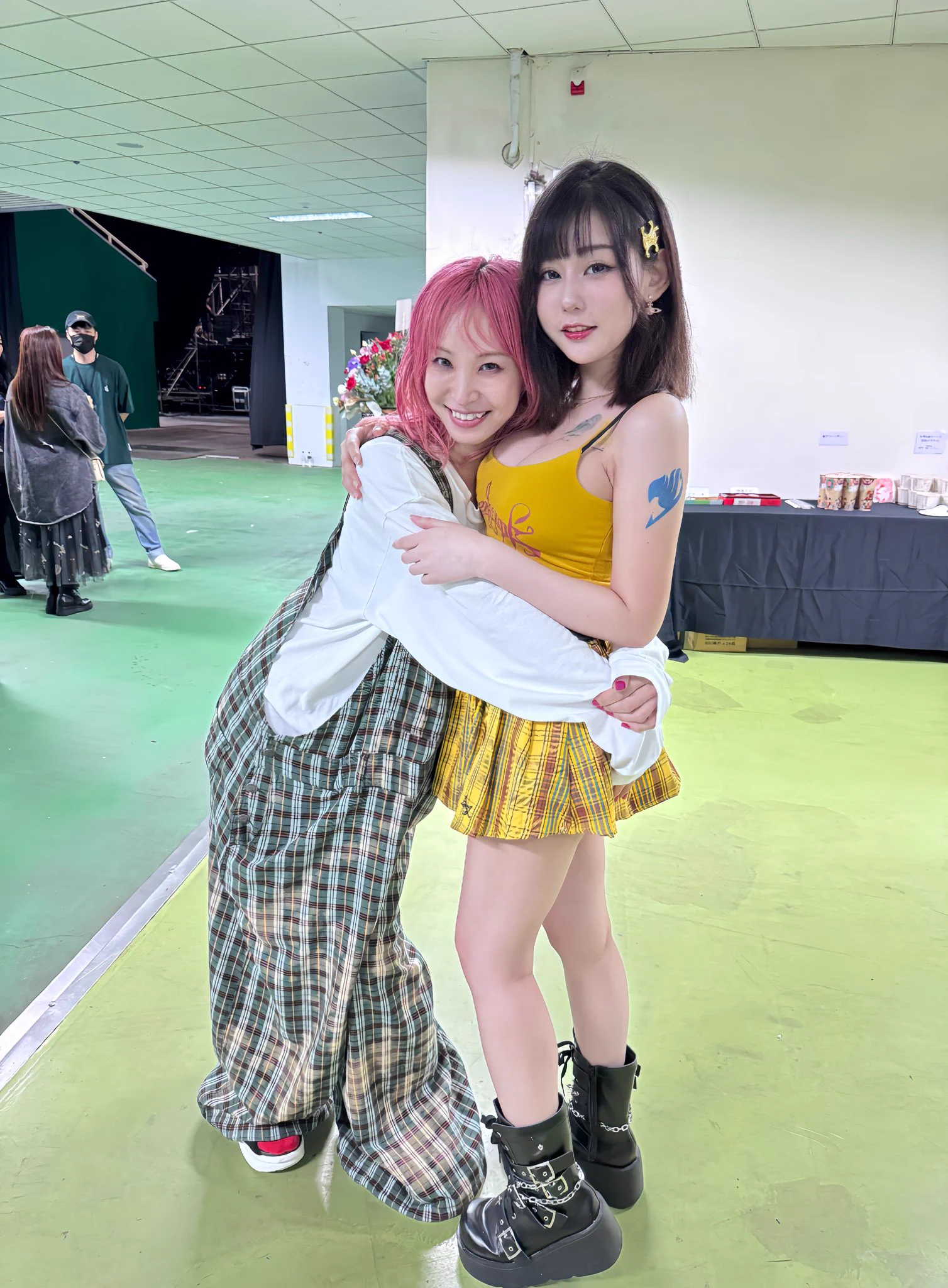 得到秒殺歌姬LiSA的抱抱我擁有一對被LiSA蹭過的奶子了💗💗💗補充：後來ig還追蹤我😭😭😭太好了吧 https://t.co/TDQNRzYl7K