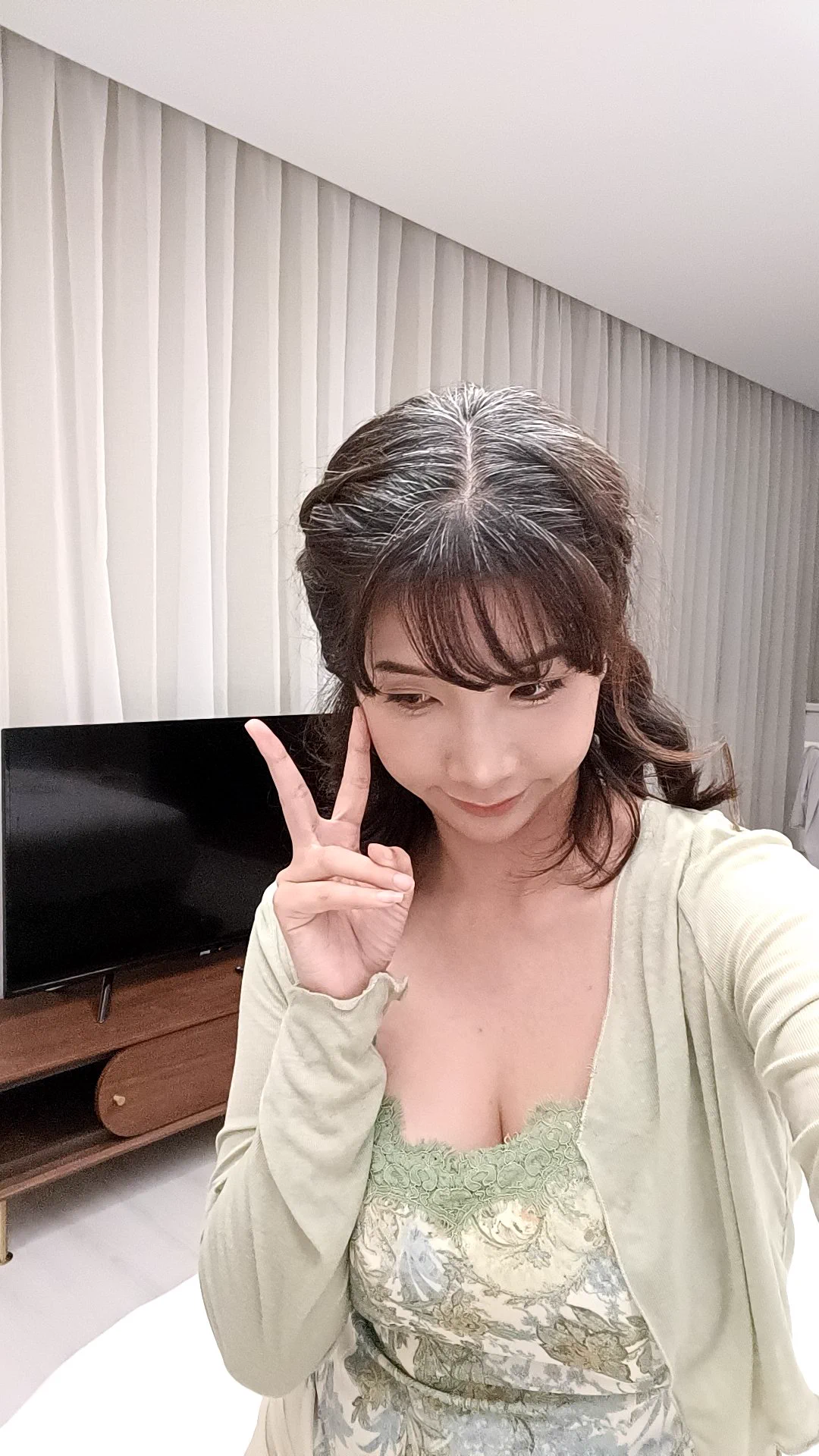 因為每個月都得補染髮根所以髮質很糟三月拍完存量之後我就忍住不染頭髮現在整個人目測老了5-10y原來真的差很多但我還是打算下個月要拍之前再染就好 https://t.co/ta97Kq73mv