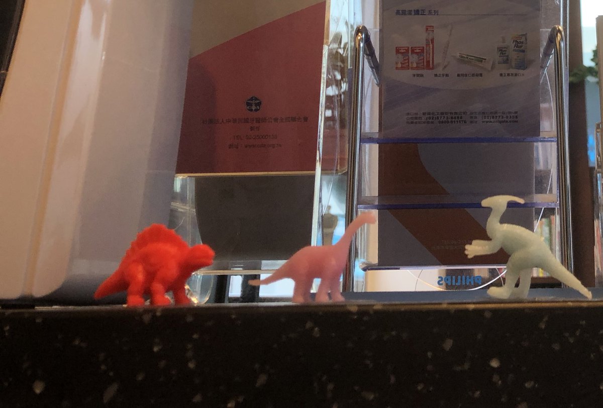 學姐坐櫃檯：(專心)

我坐櫃檯：(我要擺好多好多恐龍) https://t.co/Y9rjkUD56L