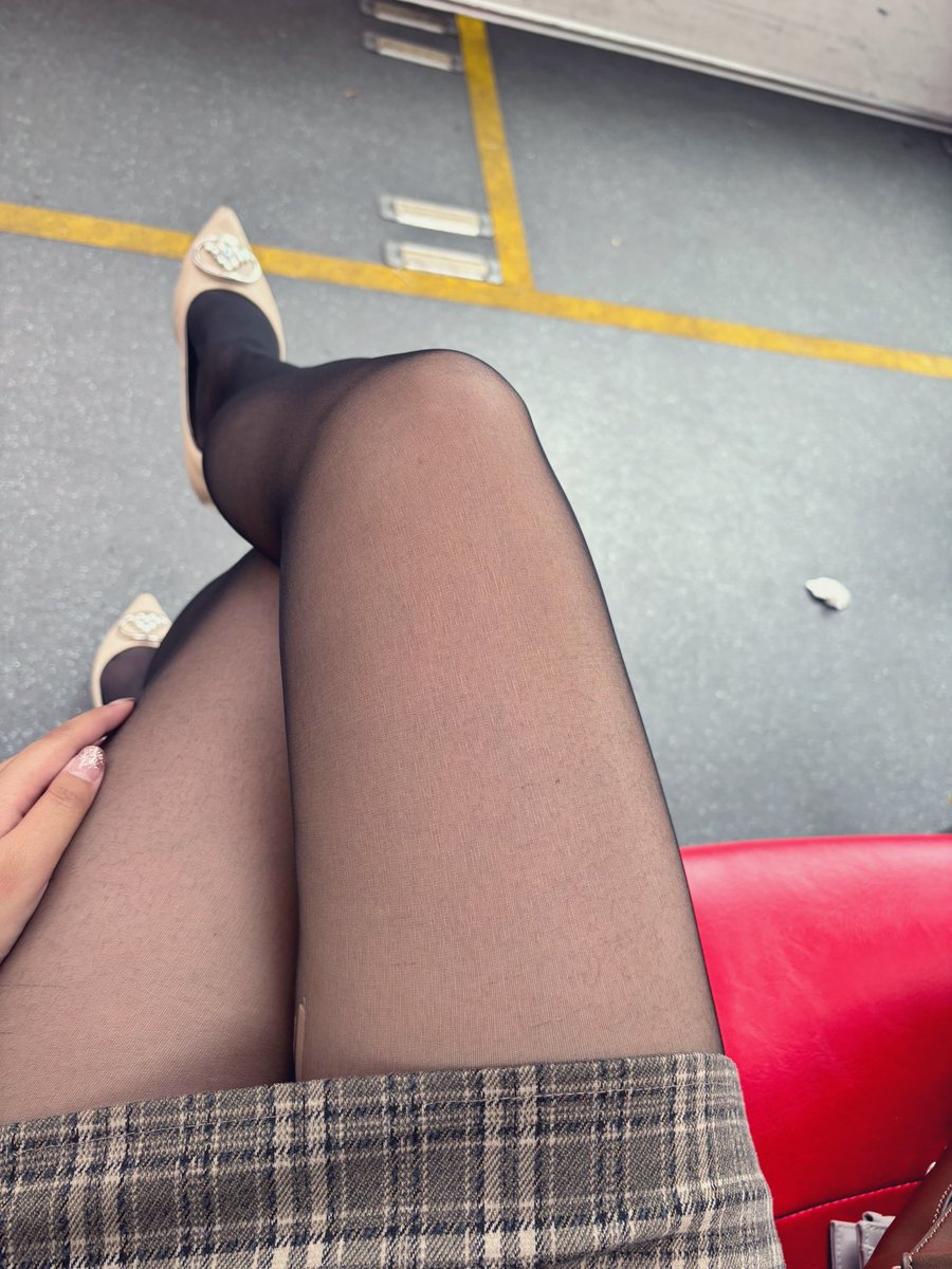 上公車坐下之後才發現下面破了很大一個洞
我剛剛把裙子掀起來看希望公車司機沒注意到🫣 https://t.co/YBIU2MGH33
