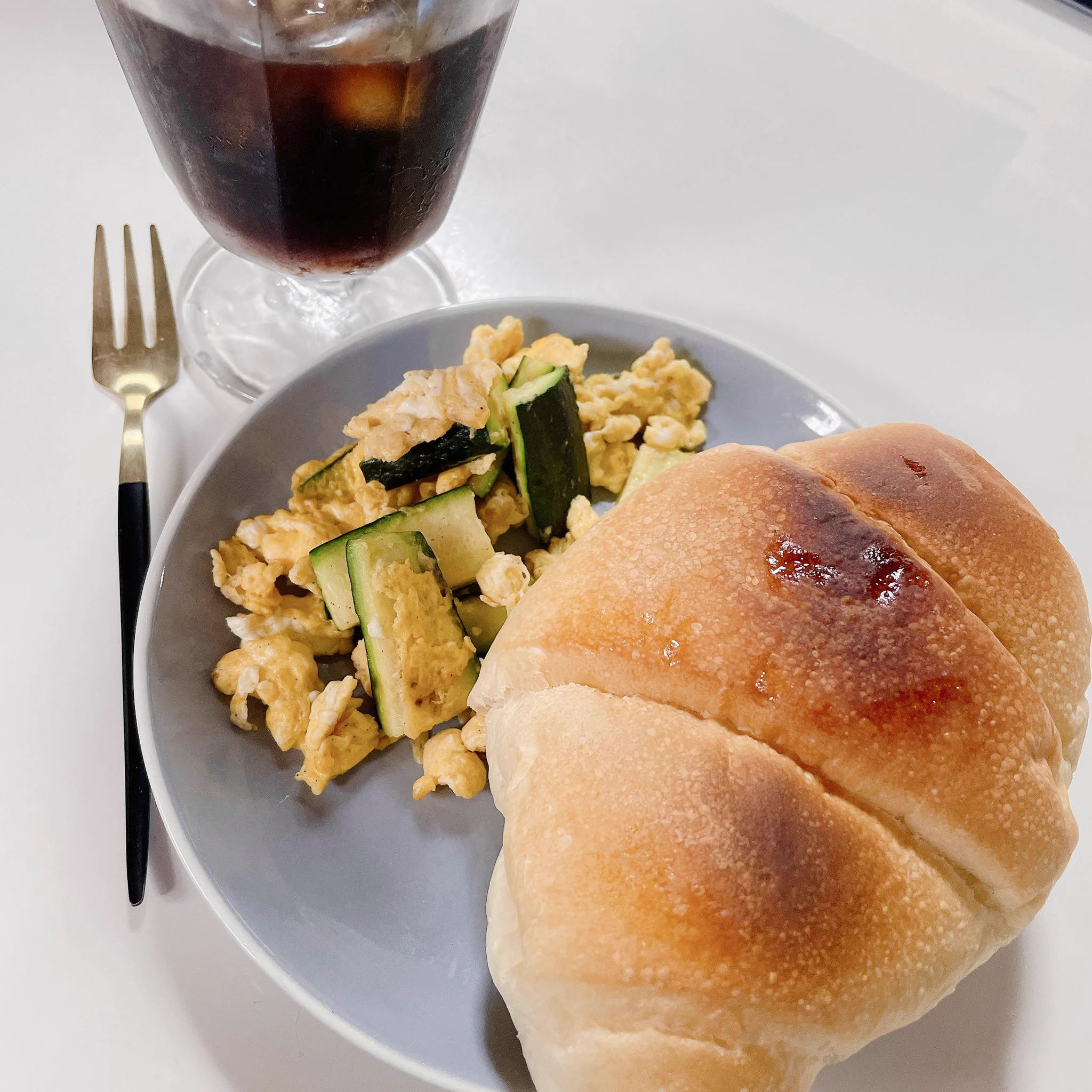 適当あさご。塩バターパンとズッキーニと卵を鶏がらスープの素で炒めたやつ🥒🍳 https://t.co/NXQlvf3oeT