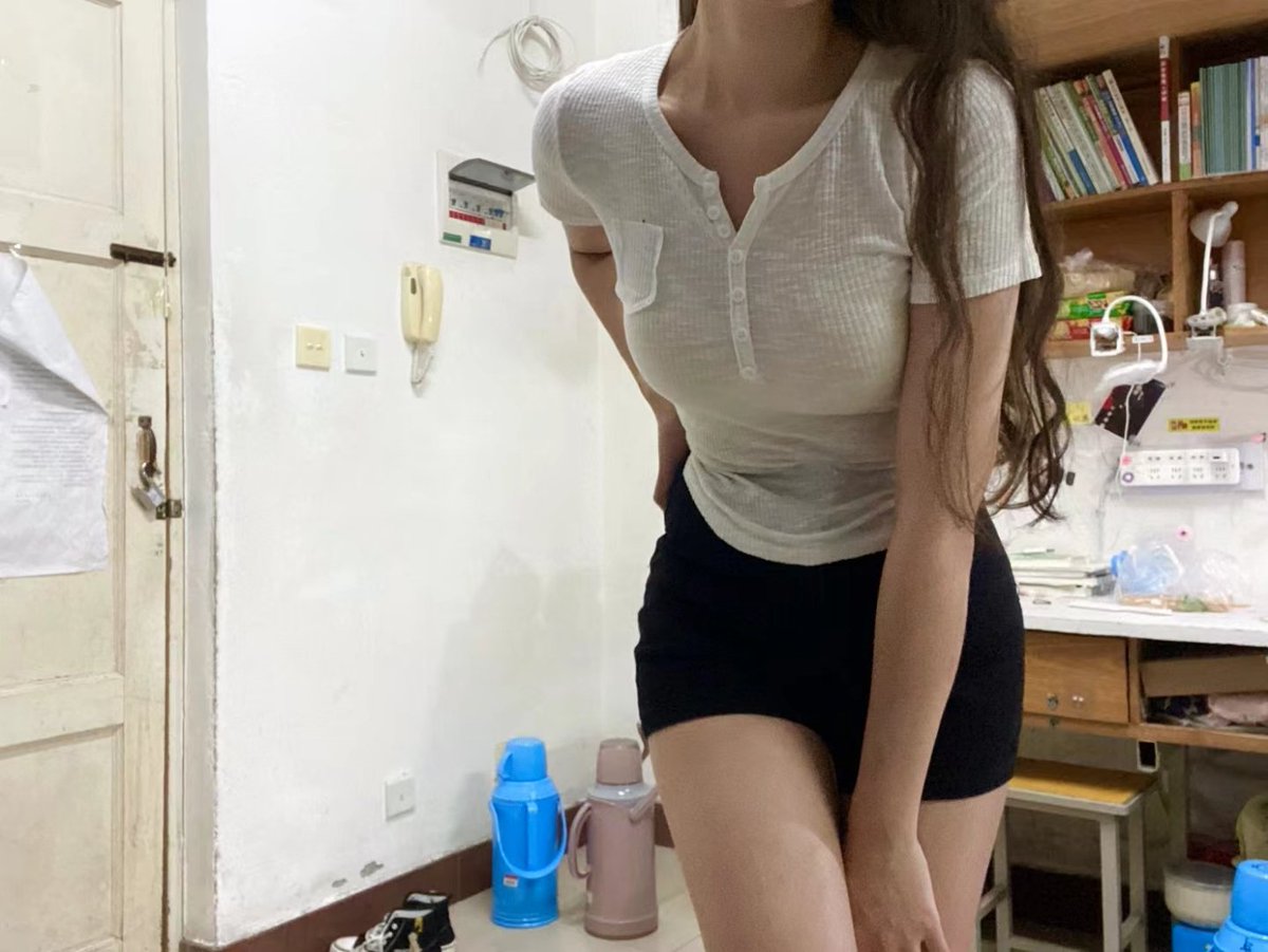 学校宿舍露出反差系列（11）
@hutuiaitewo 
@woshuaibao 
@wsdsbs 
@meiridabishai

#反差 #反差女大学生 https://t.co/eDQSUo4n7M